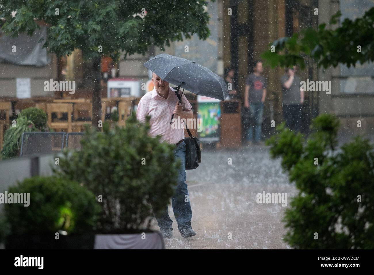 06.06.2016., Zagabria, Croazia - la pioggia primaverile ha sorpreso i cittadini nella piazza di Petar Preradovic (Piazza dei Fiori). Foto Stock