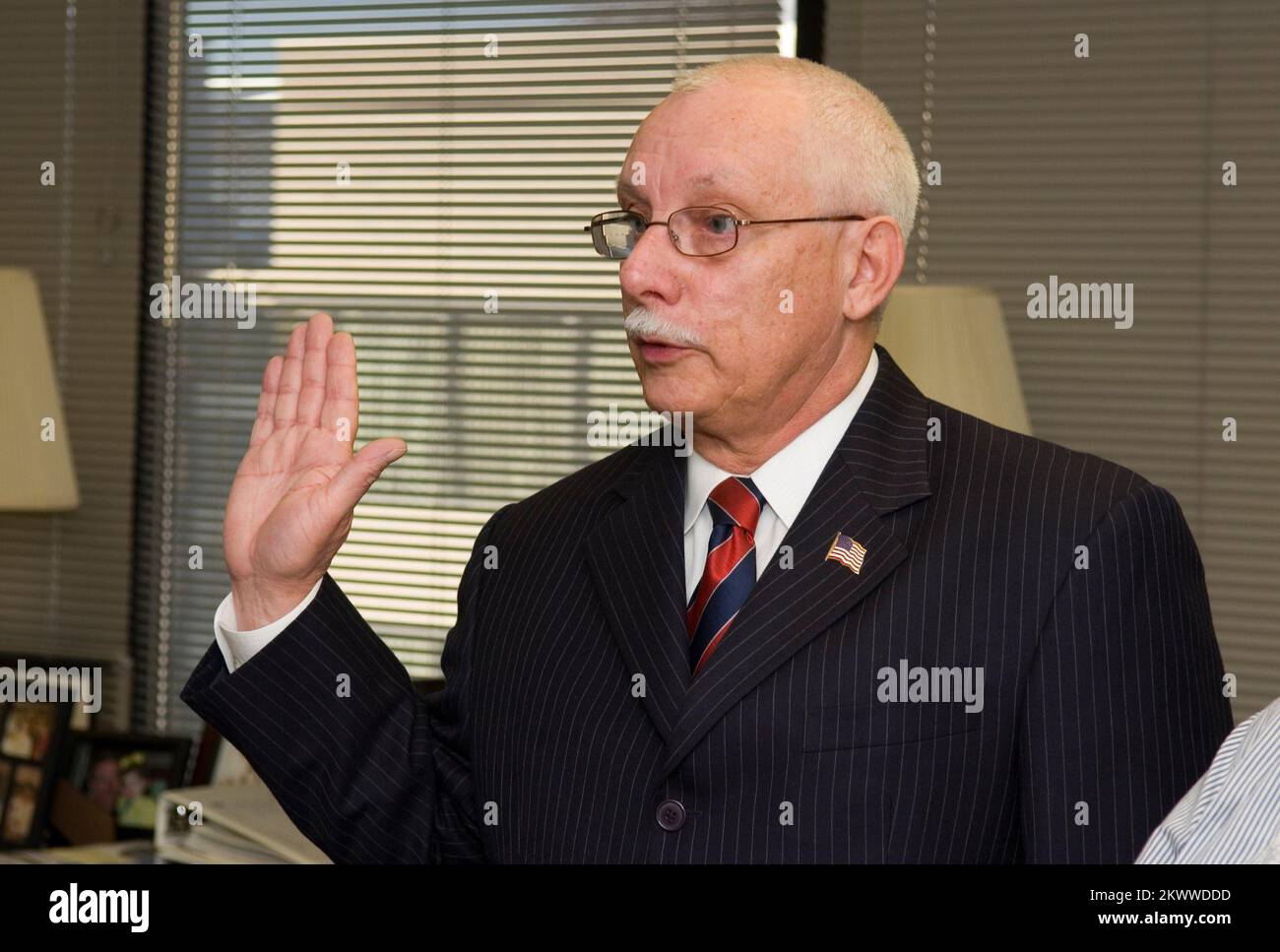 Washington, DC, 30 gennaio 2006 William E. Peterson è giurato come direttore regionale dell'ufficio regionale VI della FEMA a Denton, Texas. Bill Koplitz/FEMA.. Fotografie relative a disastri e programmi, attività e funzionari di gestione delle emergenze Foto Stock