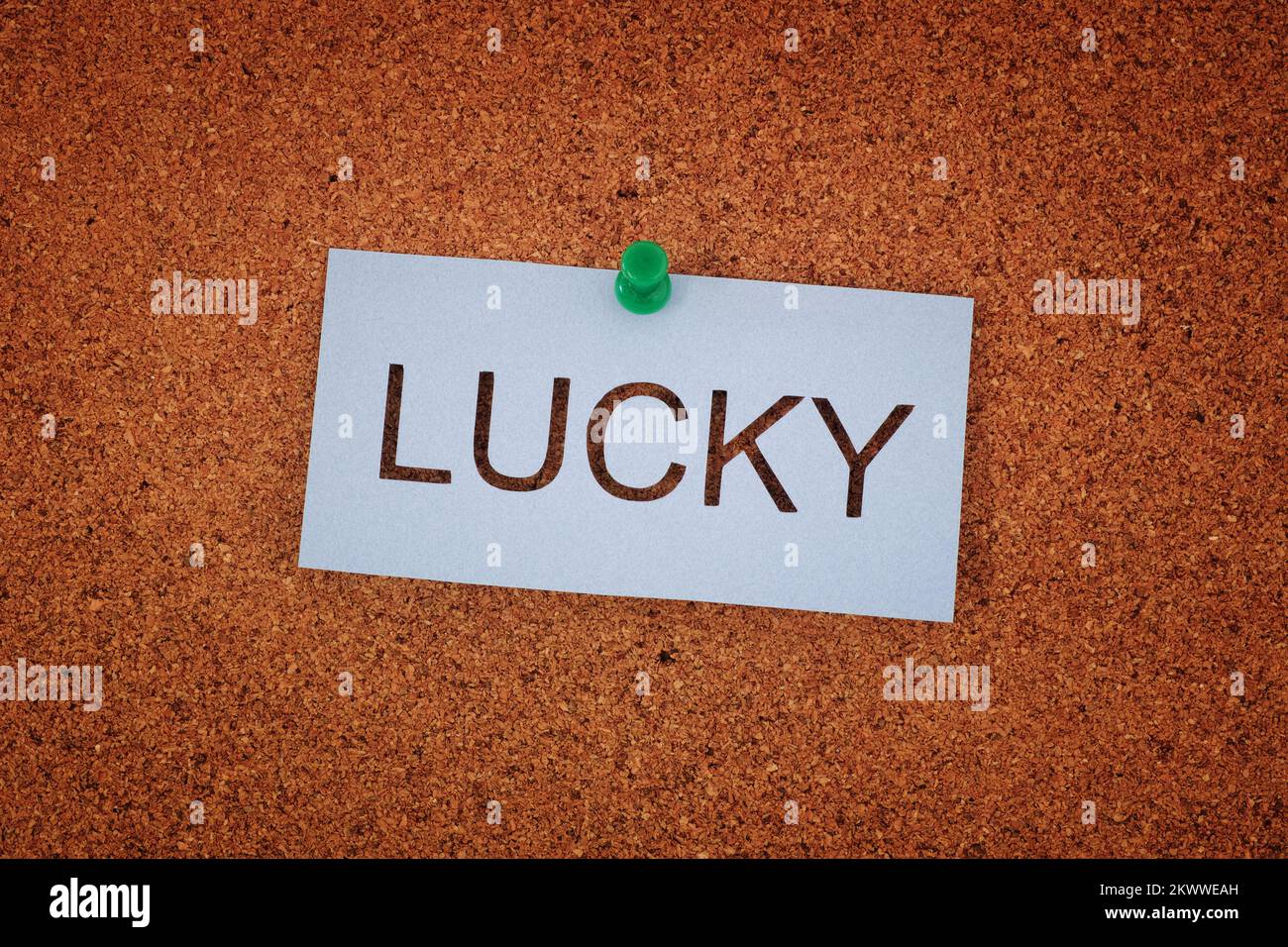 La parola Lucky ha fissato a una tavola di sughero. Primo piano. Foto Stock