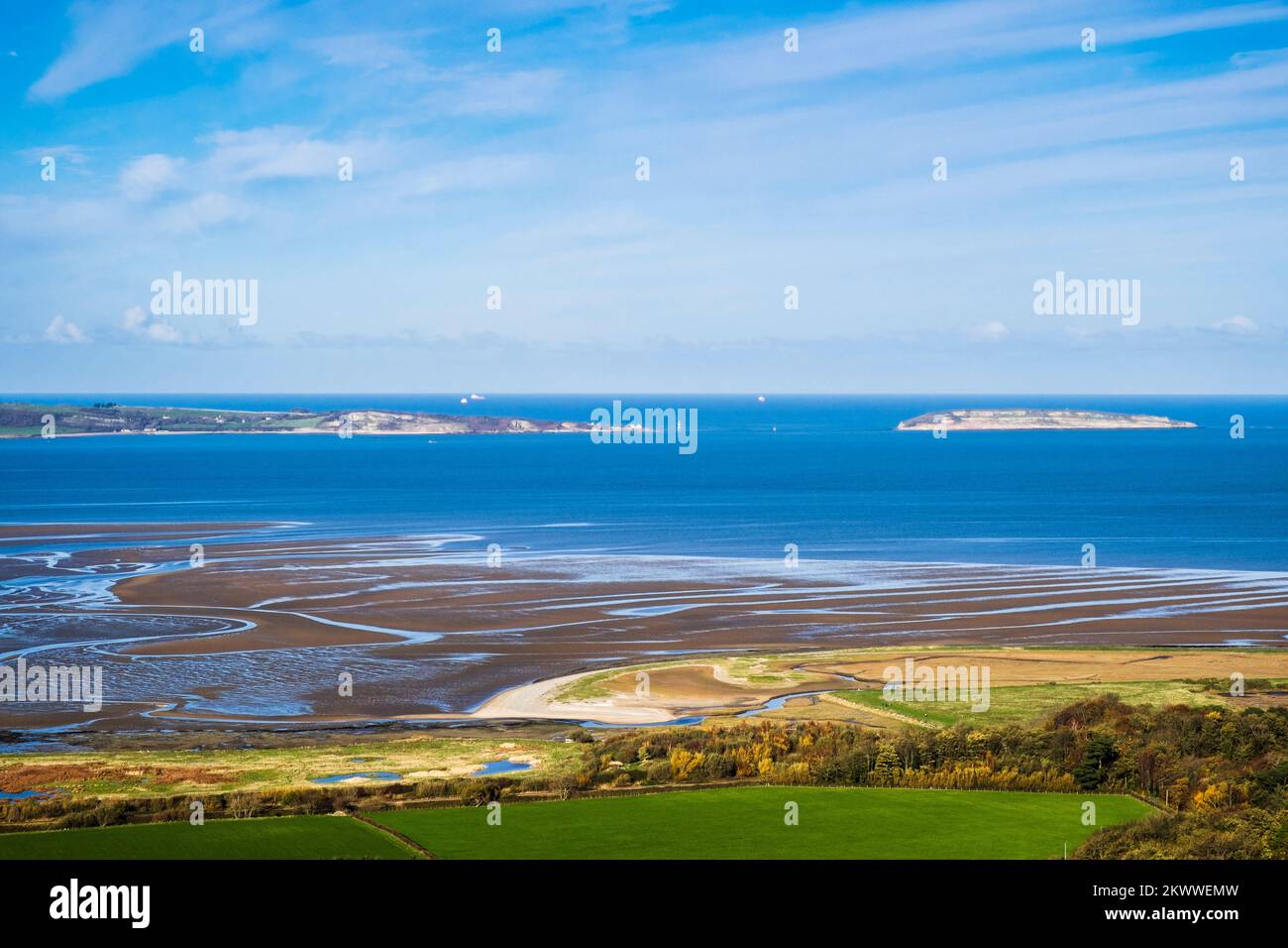 Vista alta attraverso Lavan Sands (Traeth Lafan) mudflats e Menai Strait per l'Isola di Anglesey e Puffin Island. Abergwyngregyn, Gwynedd, Galles settentrionale, Regno Unito Foto Stock