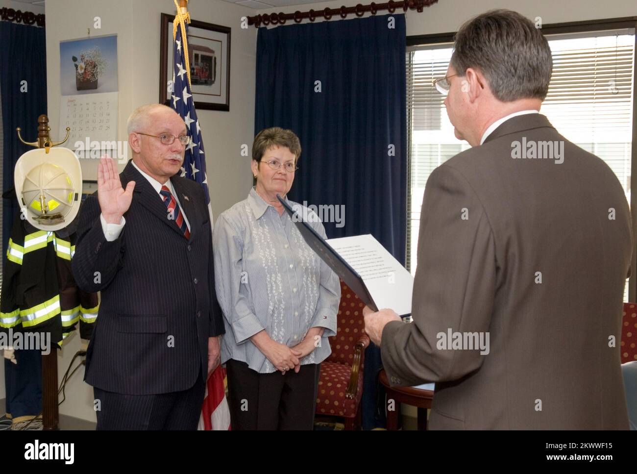 Washington, DC, 30 gennaio 2006 William E. Peterson è giurato come direttore regionale dell'ufficio regionale VI della FEMA a Denton, Texas. Direttore della FEMA, R. David Paulison sta amministrando il giuramento d'ufficio. Bill Koplitz/FEMA.. Fotografie relative a disastri e programmi, attività e funzionari di gestione delle emergenze Foto Stock