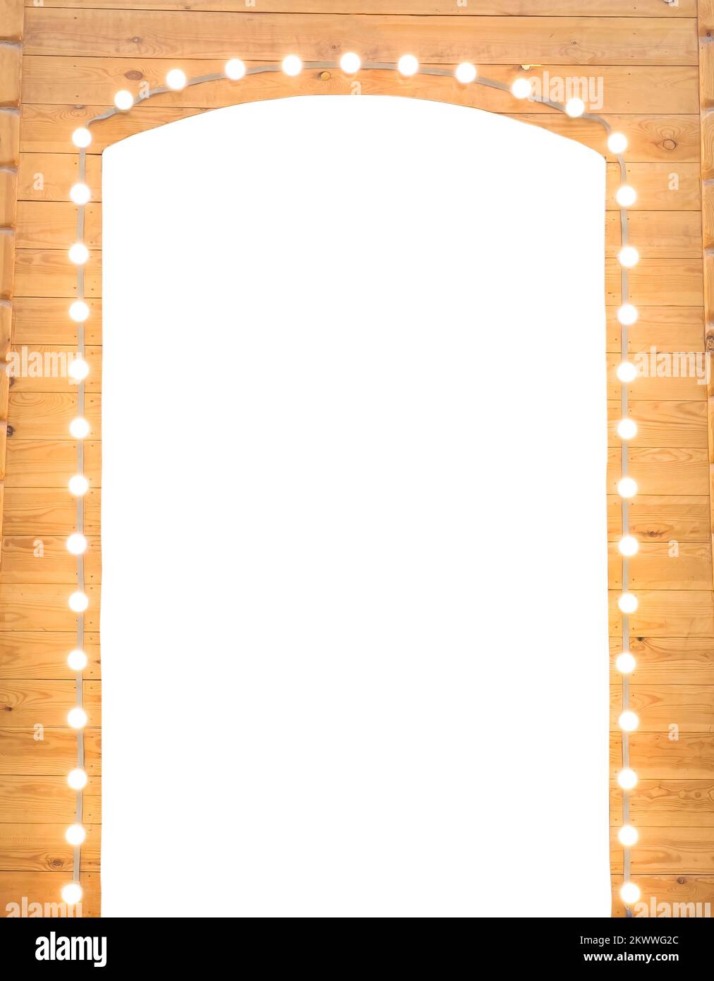 Entrata bianca aperta. Porta con cornice luminosa con sfondo bianco. Foto Stock