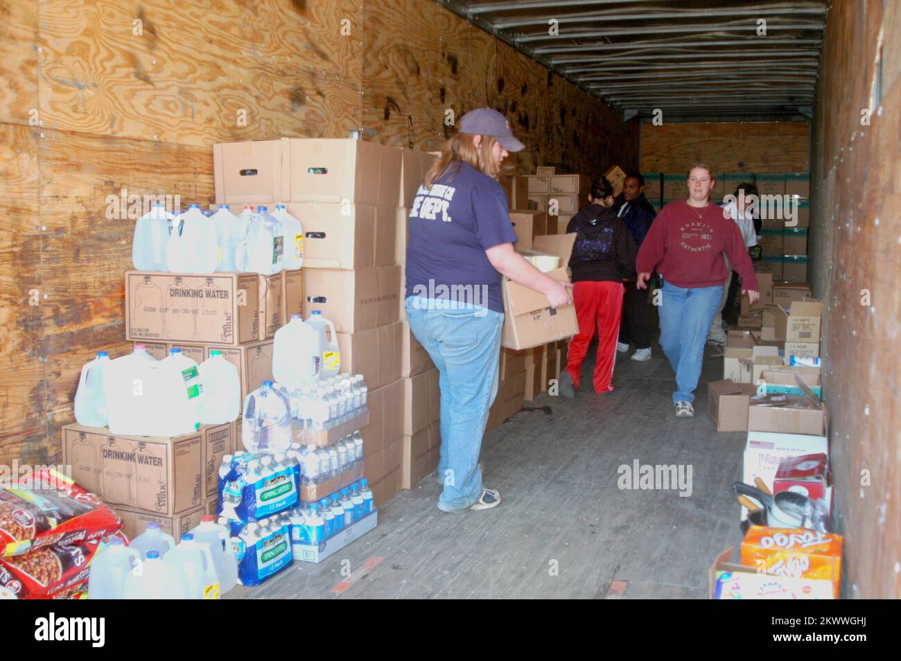 Gravi tempeste e tornado, Marmaduke, Ar. Come volontario con il reparto fuoco di Marmaduke porta in una scatola delle merci, i residenti della comunità colpita dal tornado di aprile 2nd che ha colpito nel pomeriggio raccolgono gli articoli di cui hanno bisogno. Sette contee nell'Arkansas centrale e nord-orientale sono eleggibili per l'assistenza federale alle catastrofi a causa delle tempeste e dei tornado che hanno spazzato lo stato i primi tre giorni di aprile. Foto FEMA di Win Henderson.. Fotografie relative a disastri e programmi, attività e funzionari di gestione delle emergenze Foto Stock