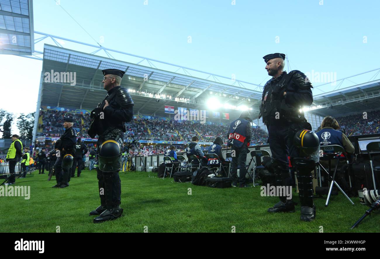 25.06.2016 . , Lens , Francia - UEFA EURO 2016, turno di 16 , Croazia - Portogallo. Sicurezza della polizia Foto Stock