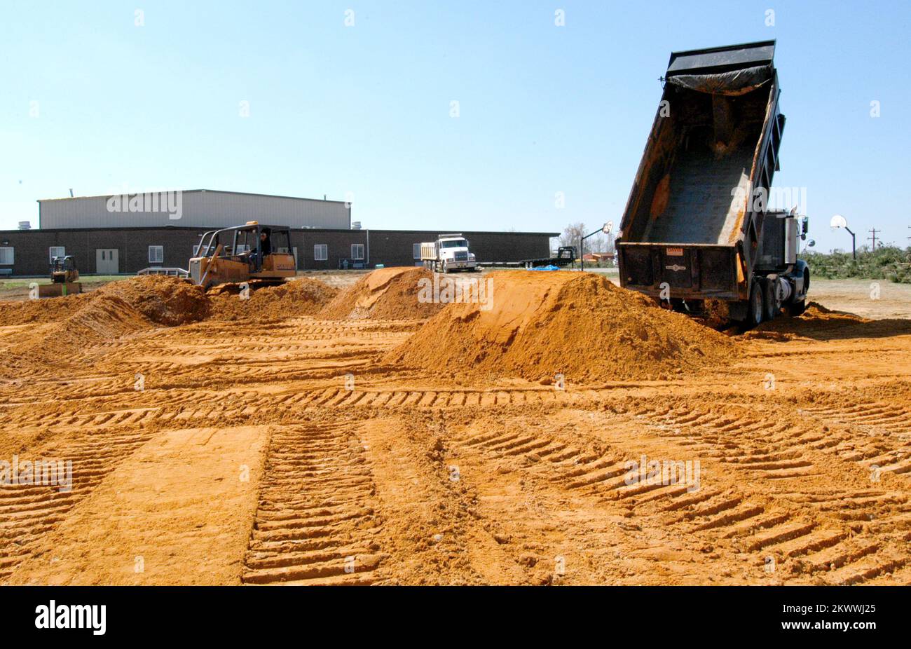 Gravi tempeste e tornado, Marmaduke, Ar. Un equipaggio di costruzione discarica lo sporco e prepara un'area sulla proprietà del sistema scolastico consolidato Marmaduke per edifici portatili che serviranno come aule temporanee mentre una sezione della scuola, colpita da un tornado il 2nd aprile, è in fase di riparazione. Tra il 1 e il 3 aprile, gravi tempeste e tornado hanno colpito l’Arkansas centrale e nordorientale, causando danni in sette contee che ora possono beneficiare dell’assistenza federale alle catastrofi. Foto FEMA di Win Henderson.. Fotografie relative a disastri e programmi, attività di gestione delle emergenze e di Foto Stock