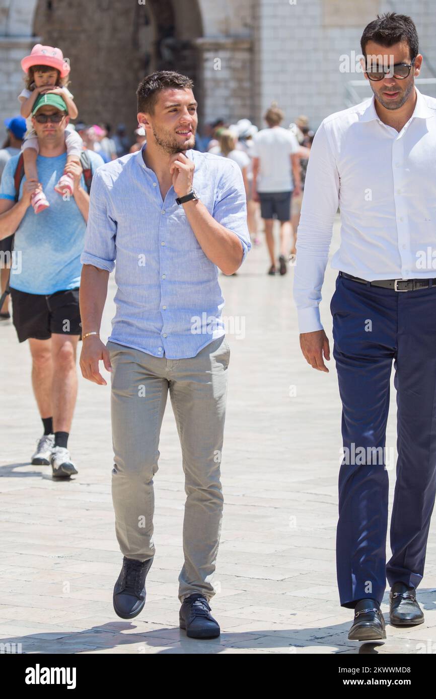 12.07.2016., Dubrovnik, Croazia - il giocatore del Real Madrid Mateo Kovacic che cammina su Stradun con il sindaco Zeljko Raguz. Foto Stock