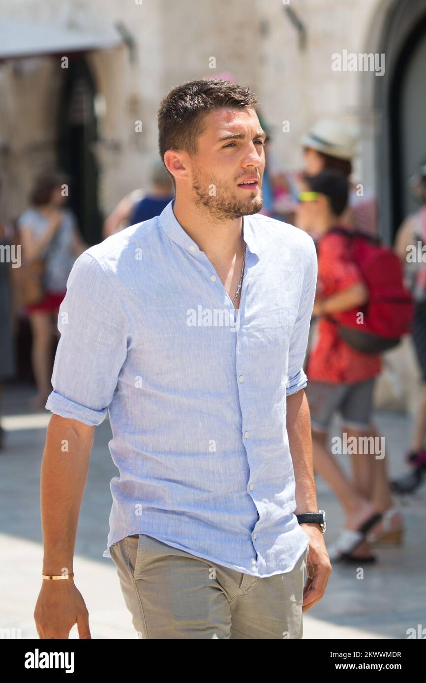 12.07.2016., Dubrovnik, Croazia - il giocatore del Real Madrid Mateo Kovacic che cammina su Stradun con il sindaco Zeljko Raguz. Foto Stock