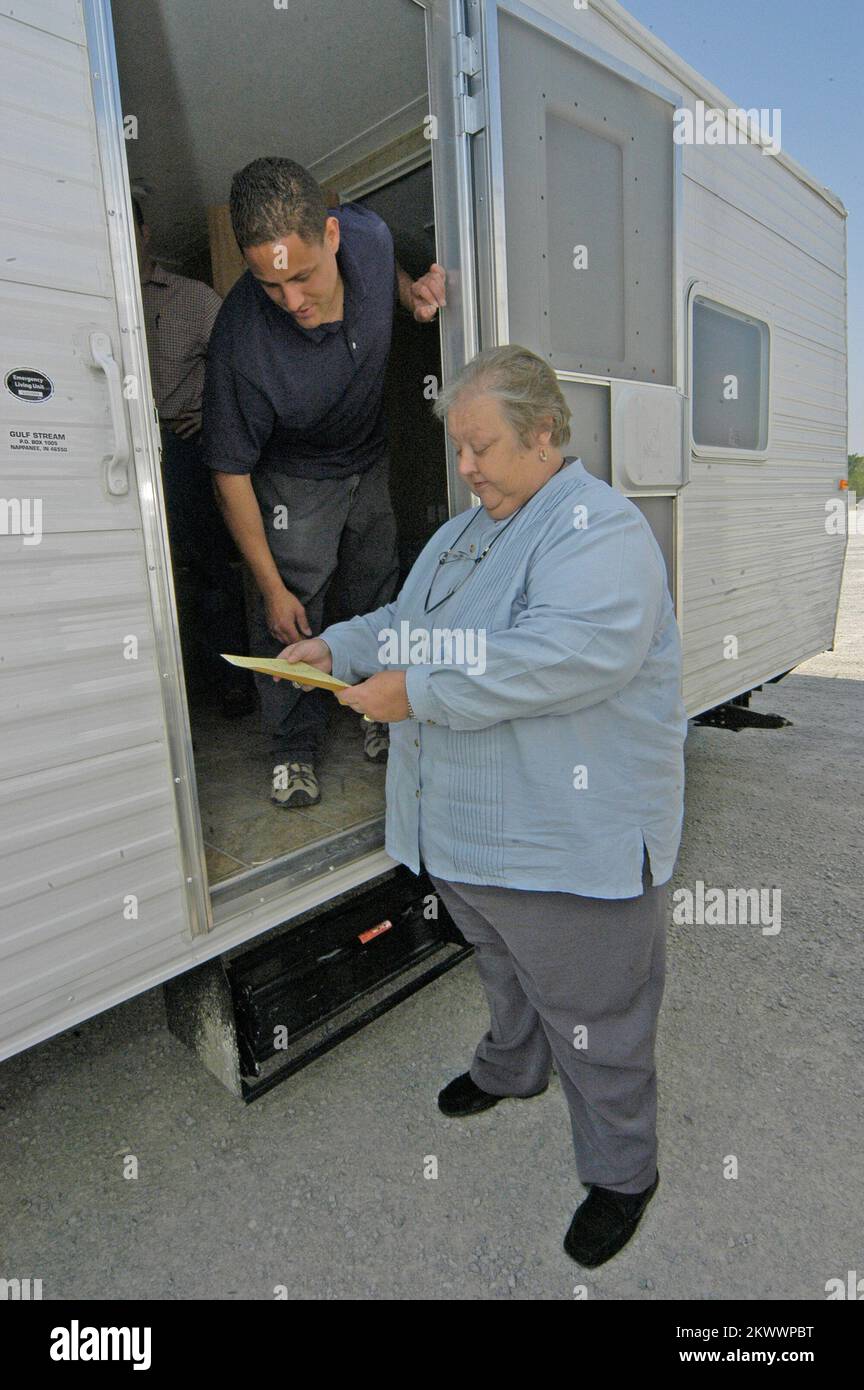 Gravi tempeste, tornado, ed alluvioni, Caruthersville, Missouri, 4-19-06 Diane Sayre, il sindaco di Caruthersville, MO discute il contratto di spedizione per le case fabbricate con John Allison, il responsabile del sito FEMA. Le case fabbricate sono state portate a Caruthersville, MO per fornire alloggi temporanei per i residenti le cui case sono state danneggiate da un tornado che ha colpito la città il 2 aprile 2006.. Fotografie relative a disastri e programmi, attività e funzionari di gestione delle emergenze Foto Stock