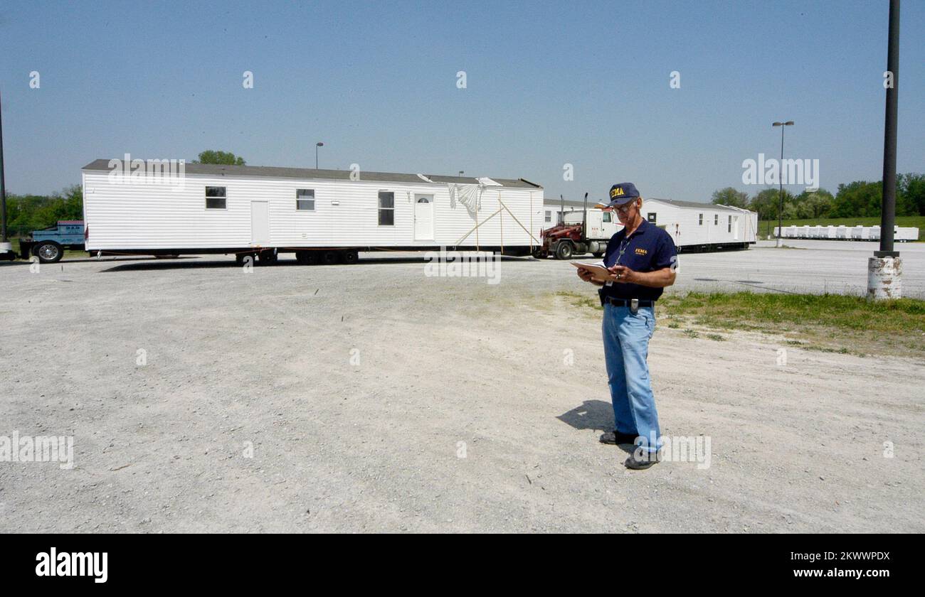 Gravi tempeste, tornado, ed alluvioni, Caruthersville, Missouri, 4-19-06 Roy Blank, il FEMA APO (responsabile della proprietà) per la Caruthersville, Missouri. controlli dell'area di staging in una casa di produzione. Case fabbricate come questa stanno arrivando a Caruthersville, MO per essere utilizzate come alloggi temporanei per i residenti le cui case sono state danneggiate e distrutte dal tornado che ha spazzato via il 2 aprile 2006.. Fotografie relative a disastri e programmi, attività e funzionari di gestione delle emergenze Foto Stock