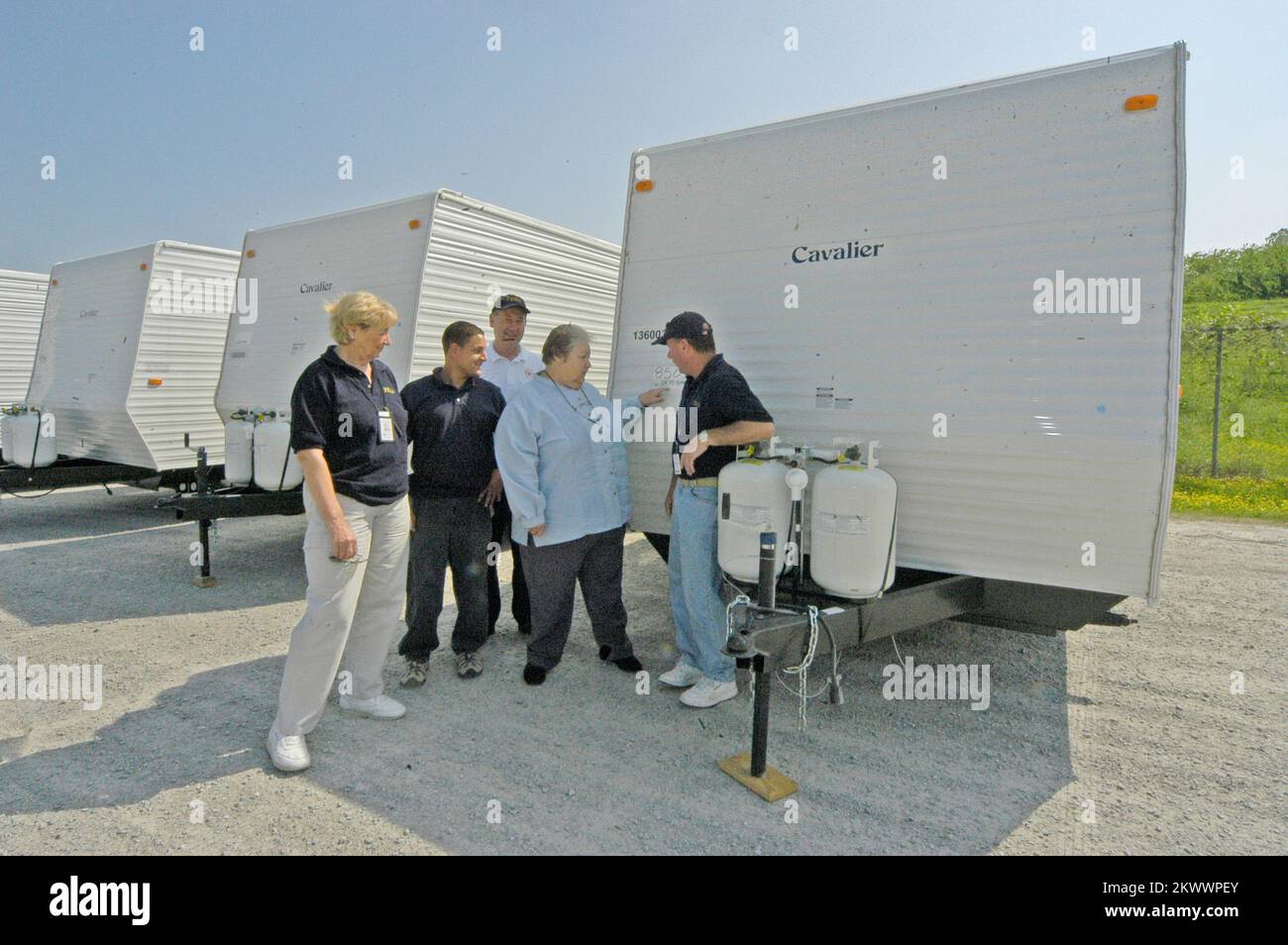 Gravi tempeste, tornado, e inondazioni, Caurhersville, MO, 4-19-06 Diane Sayre, il sindaco di Caruthersville, apprende circa le case fabbricate che la FEMA sta fornendo per le vittime di disastro. I rappresentanti della FEMA sono con lei per rispondere alle domande. Le case fabbricate stanno andando dare ai residenti le cui case sono state danneggiate da un tornado che ha colpito la città il 2 aprile 2006. Fotografie relative a disastri e programmi, attività e funzionari di gestione delle emergenze Foto Stock