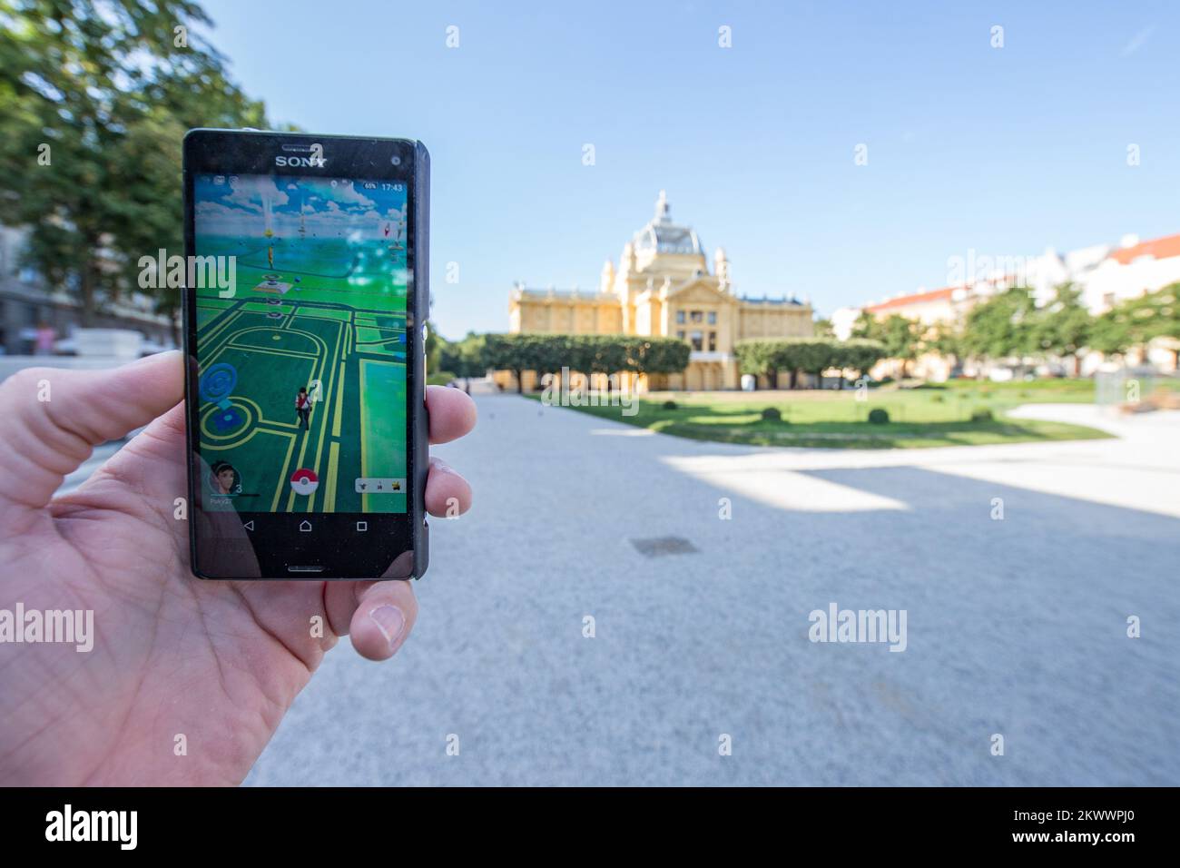 18.07.2016., Zagreb, Croazia - gioco mobile Pokemon Go per smartphone Android e iOS che milioni di giocatori costringono a catturare le piccole creature, ibridi peculiari di vari animali, le posizioni predefinite, è ufficialmente disponibile nella Repubblica di Croazia. Ci sono più utenti quotidiani di Twitter, più impegnato di Facebook e guadagni di $ 1,6 milioni al giorno. Foto Stock