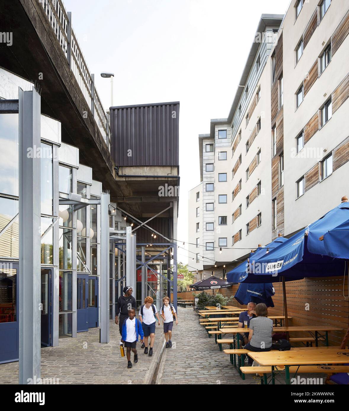 Vista contestuale della facciata della birreria e dei mews. Camden Town Beer Hall, Londra, Regno Unito. Architetto: Gundry & Ducker, 2021. Foto Stock