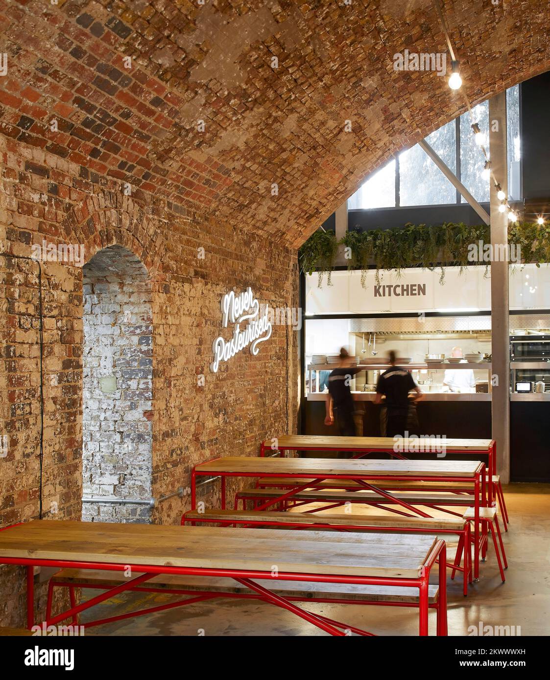 Posti a sedere all'interno degli archi ferroviari. Camden Town Beer Hall, Londra, Regno Unito. Architetto: Gundry & Ducker, 2021. Foto Stock