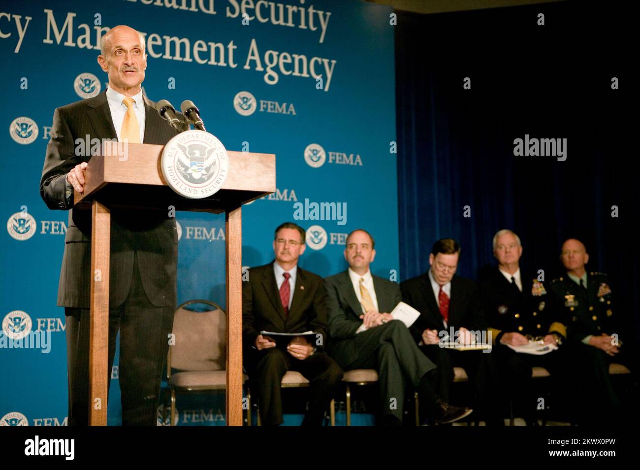 Washington D.C., 5/23/2006 Stati Uniti Dipartimento della sicurezza interna, Michael Chertoff (podio) affronta le domande dei media a seguito di un briefing sulla preparazione agli uragani presso la sede della FEMA. Alle sue spalle, seduto (l-r): Direttore della FEMA David Paulison, Sottosegretario alla Preparedness George Foresman, Vicesegretario alla Difesa Paul McHale, Ammiraglio Timothy Keating e il Generale Steven Blum. L'evento è uno dei numerosi durante la Hurricane Awareness Week. Andrea Booher/FEMA.. Fotografie relative a disastri e programmi, attività e funzionari di gestione delle emergenze Foto Stock