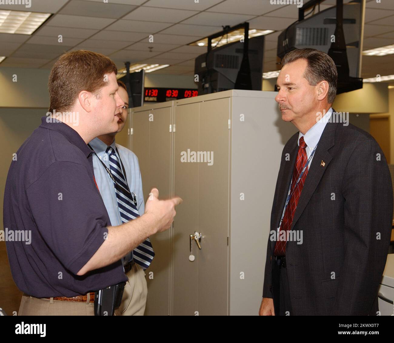 David Paulison, Direttore della FEMA, visita John B. Waters, Assistente del Chief Medical Officer di DHS, durante l'esercizio TOPOFF 19 4 Command Post (22 T4 CPX), in concomitanza con l'esercizio Forward Challenge 2006 O6 della FEMA. Le agenzie governative hanno avuto la possibilità di attivare i propri piani COOP durante un esercizio valutato e basato su scenari. .. Fotografie relative a disastri e programmi, attività e funzionari di gestione delle emergenze Foto Stock