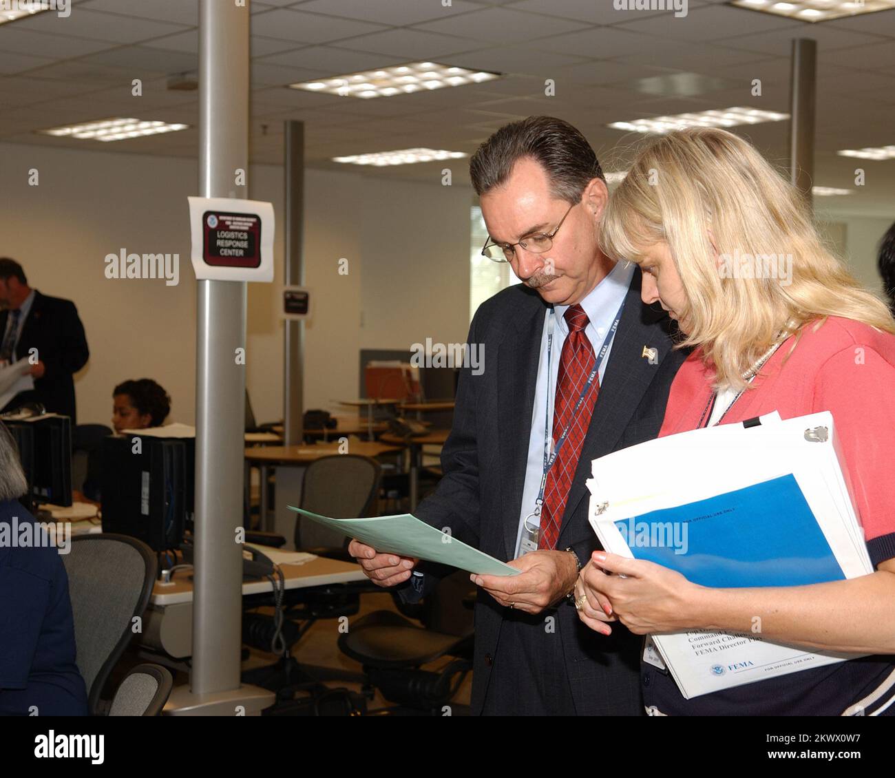 David Paulison, Direttore della FEMA e Ann Buckingham, Vice Direttore della FEMA dell'Ufficio di coordinamento della sicurezza Nazionale discutono le attività che si svolgono durante l'esercizio TOPOFF 19 4 Command Post (22 T4 CPX), in collaborazione con l'esercizio Forward Challenge 2006 O6 della FEMA. Le agenzie governative hanno avuto la possibilità di attivare i propri piani COOP durante un esercizio valutato e basato su scenari. .. Fotografie relative a disastri e programmi, attività e funzionari di gestione delle emergenze Foto Stock