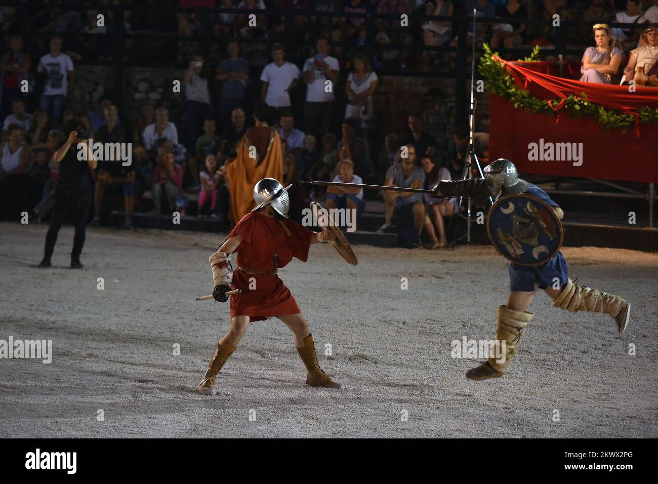 18.08.2016., Pula, Croazia - Spectacvla Antiqva è il nome del progetto che si svolge nell'anfiteatro di Pula dal 11 giugno al 8 2016 settembre. Nelle ore serali l'Arena è sede di combattimenti di gladiatori con armi reali. Foto: Dusko Marusic/PIXSELL Foto Stock