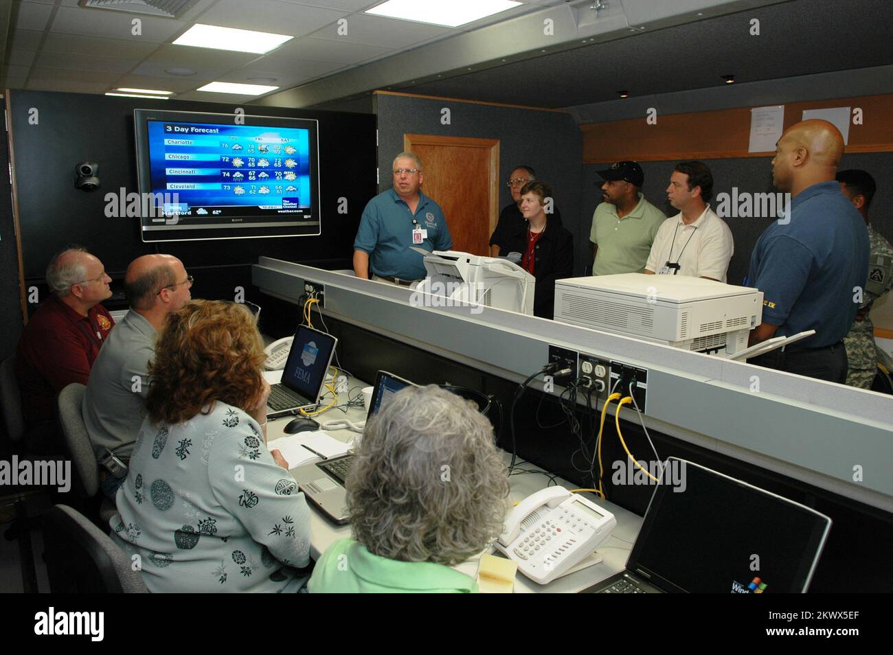 Columbia, SC, 31 agosto 2006 l'Ammiraglio della Guardia Costiera John Currier (centro) parla con il personale della FEMA nel Mobile Emergency Response Vehicle (MEOV). Il MEOV è stato dispiegato per preparare la caduta della tempesta tropicale Ernesto. Mark Wolfe/FEMA.. Fotografie relative a disastri e programmi, attività e funzionari di gestione delle emergenze Foto Stock