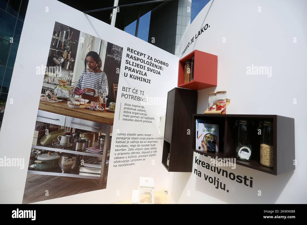 30.08.2016., Zagabria, Croazia - lancio del nuovissimo catalogo IKEA 2017 di fronte al centro commerciale Avenua Mall. Il catalogo sarà disponibile in 33 lingue diverse in tutto il mondo alla fine di questo mese. Foto Stock