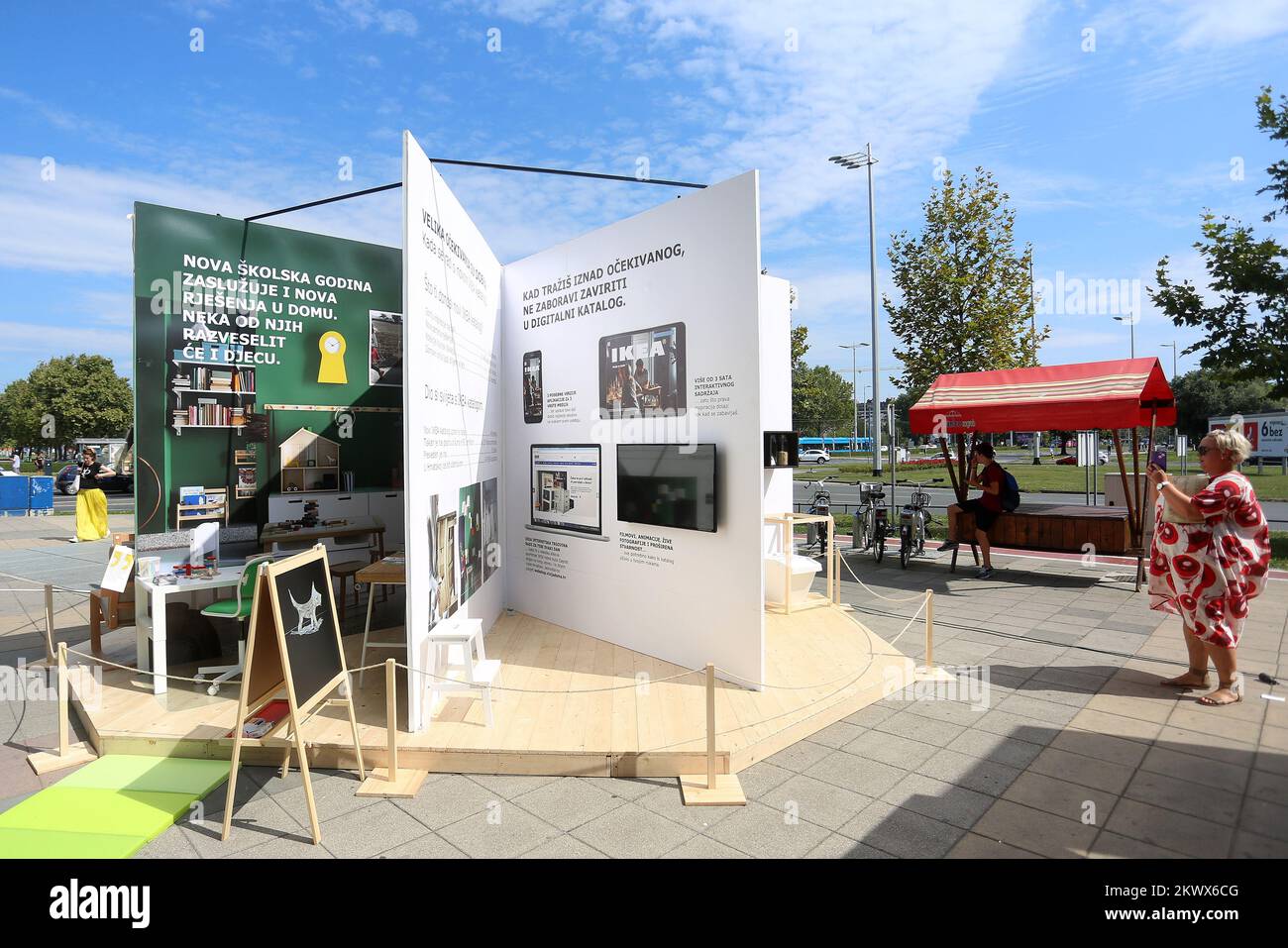 30.08.2016., Zagabria, Croazia - lancio del nuovissimo catalogo IKEA 2017 di fronte al centro commerciale Avenua Mall. Il catalogo sarà disponibile in 33 lingue diverse in tutto il mondo alla fine di questo mese. Foto Stock