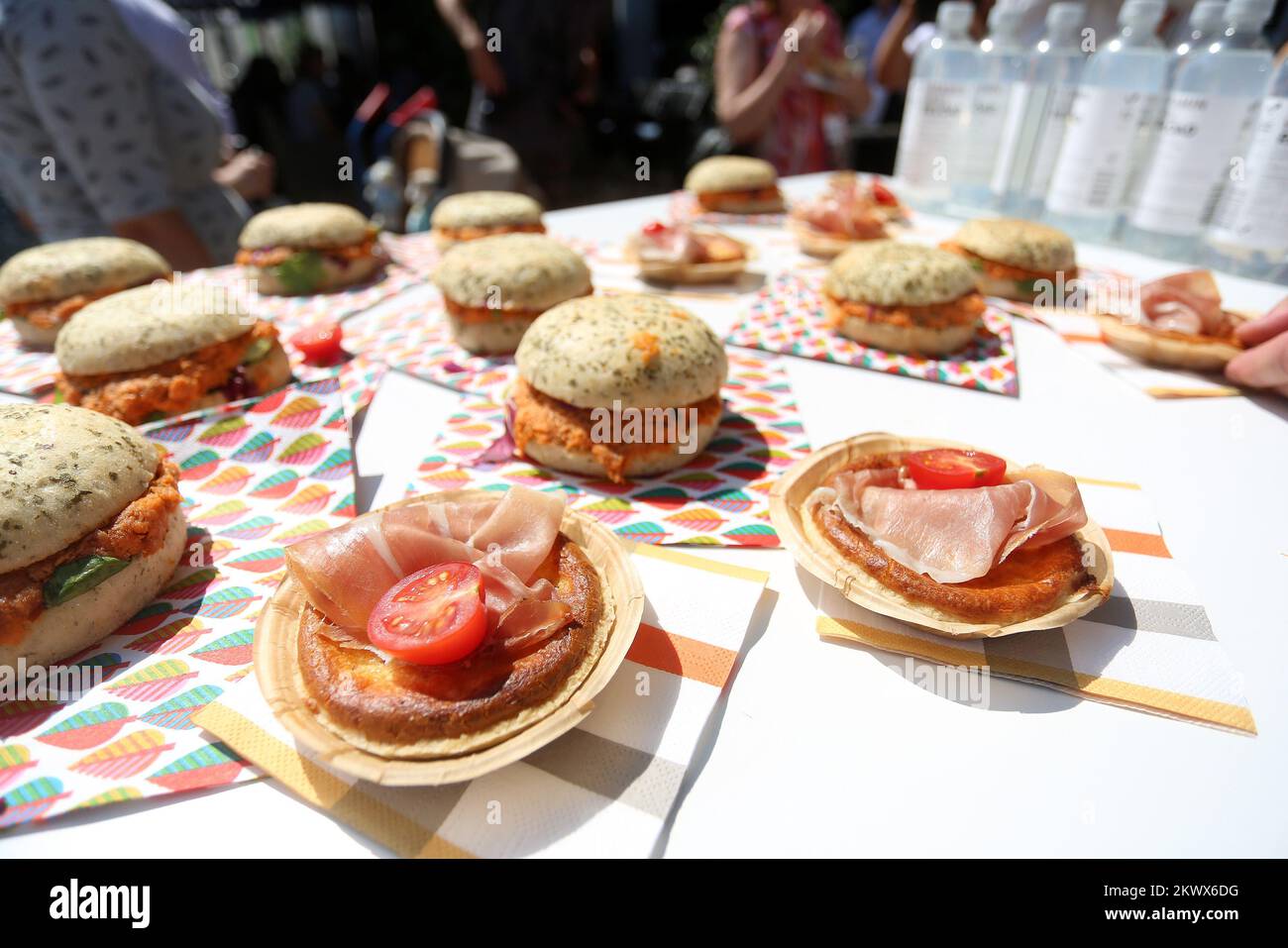 30.08.2016., Zagabria, Croazia - lancio del nuovissimo catalogo IKEA 2017 di fronte al centro commerciale Avenua Mall. Il catalogo sarà disponibile in 33 lingue diverse in tutto il mondo alla fine di questo mese. Foto Stock