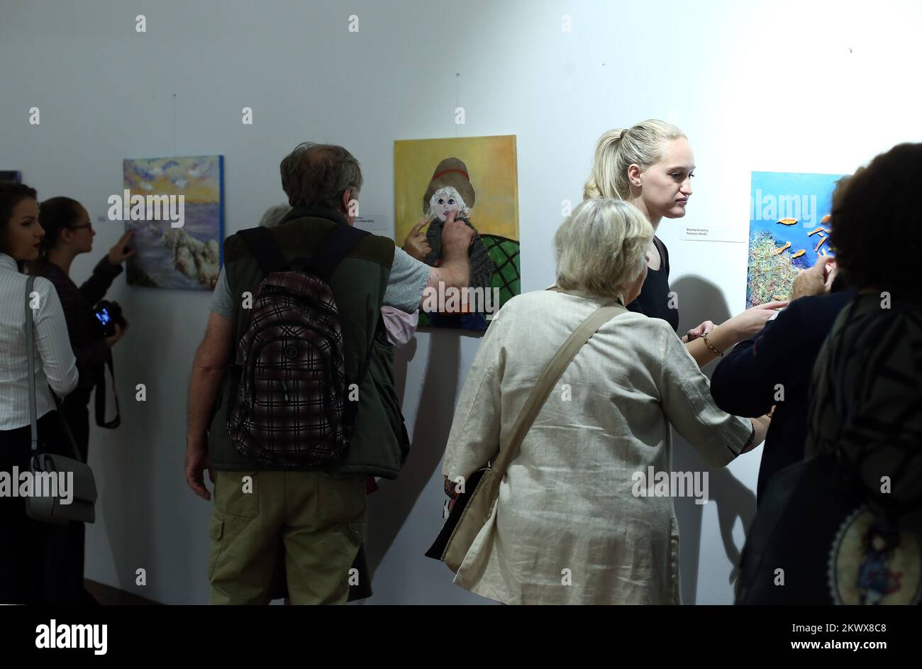 06.08.2016., Zagabria, Croazia - al Museo Archeologico si apre una mostra di odori tattili di dipinti 'Together' che è stato creato in collaborazione con l'Associazione Croata del tocco sordo-cieco e artisti coinvolti in laboratori d'arte dell'Open University Club 17. Le immagini sono un omaggio al Club 17 Union Touch, organizzazione non governativa e non redditizia che da molti anni promuove gli interessi dei non vedenti nella Repubblica di Croazia e all'estero, al fine di consentire una convivenza dignitosa e paritaria dei non vedenti nella comunità. Foto Stock