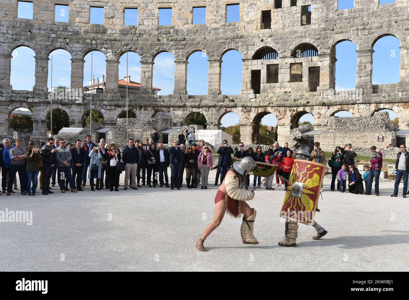 I capi delle missioni diplomatiche e delle organizzazioni internazionali accreditate nella Repubblica di Croazia hanno visitato Arena nell'ambito del progetto Feel Croatia. All'anfiteatro hanno visto una piccola parte delle gare gladiatoriali giocate dai membri della scuola di gladiatori Spectacvla Gladiatoria che hanno vinto il trofeo Hercules Victor al concorso di Tivoli. Foto: Dusko Marusic/PIXSELL Foto Stock