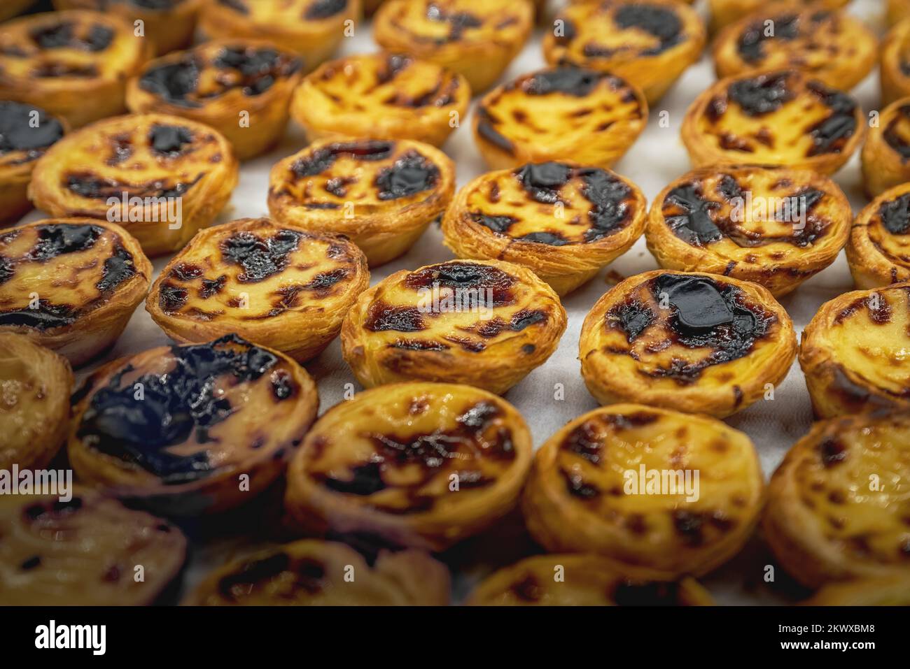 Crostate alla crema portoghese (pastello de Nata) - pasticceria tradizionale portoghese - Lisbona, Portogallo Foto Stock
