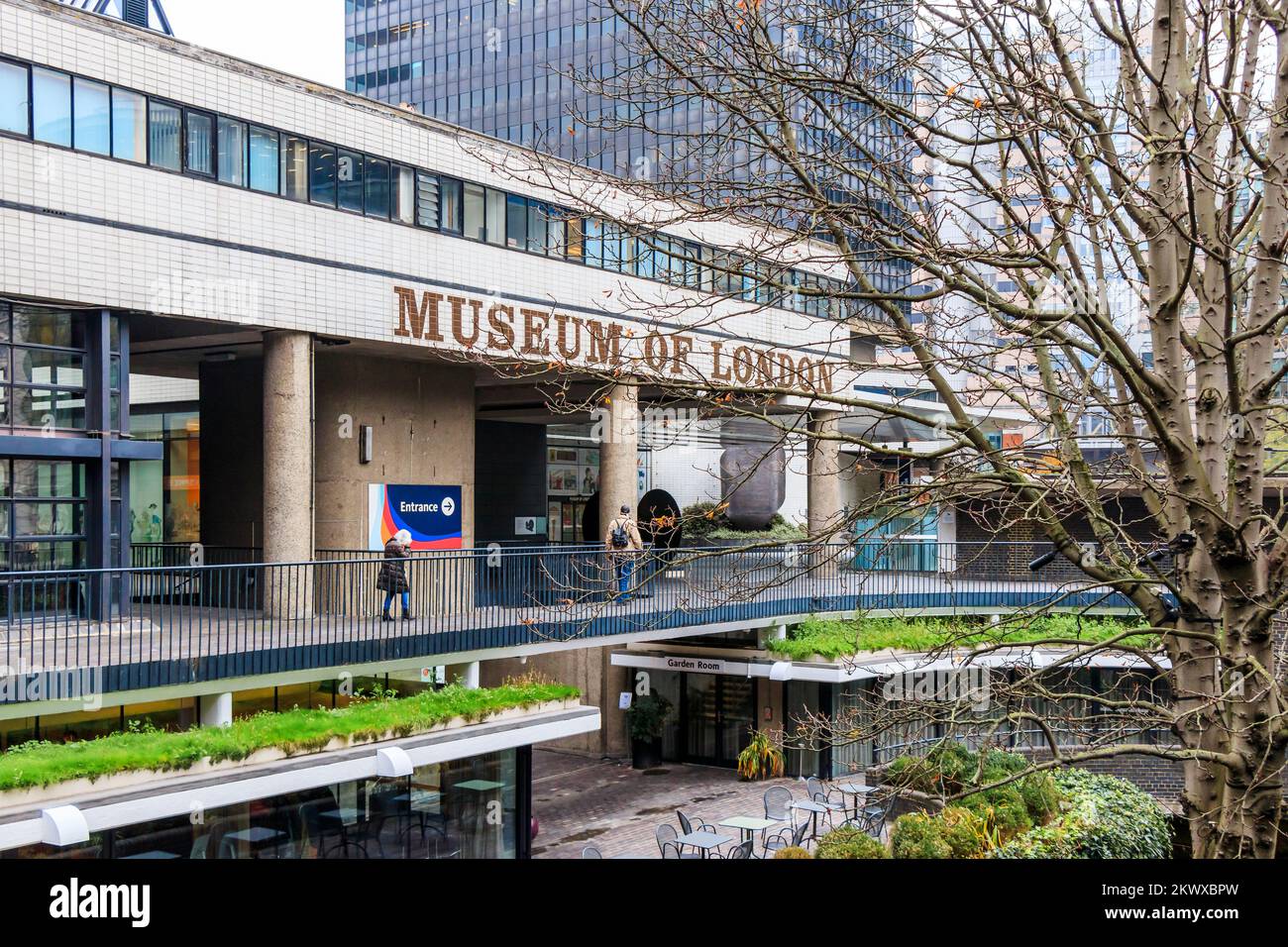 Il Museo di Londra, il Muro di Londra, Londra, Regno Unito. Il museo chiude il 4 dicembre 2022 dopo 46 anni per prepararsi al trasferimento a West Smithfield nel 2026. Il museo è stato progettato dagli architetti Philip Powell e Hidalgo Moya ed è stato aperto nel dicembre 1976 Foto Stock