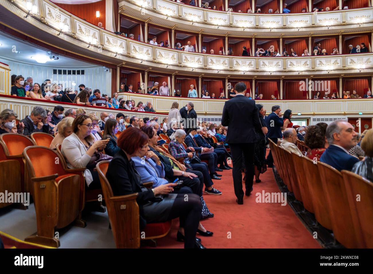 Interno del Teatro dell'Opera di Vienna. Wiener Staatsoper produce 50-70 opere e balletti in circa 300 performance all'anno. Vienna, Austria, Europa. Foto Stock