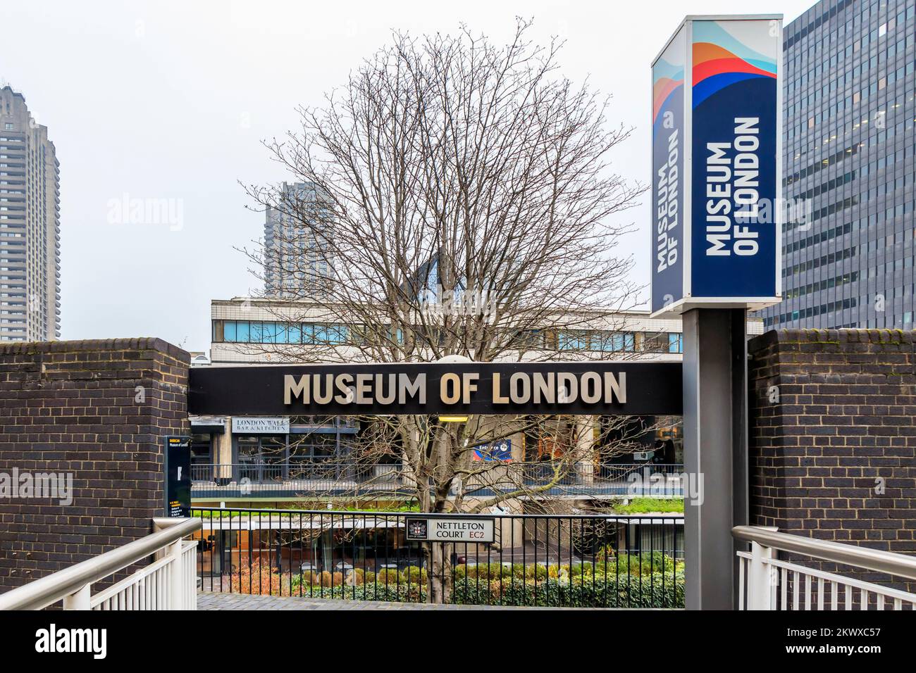 Il Museo di Londra, il Muro di Londra, Londra, Regno Unito. Il museo chiude il 4 dicembre 2022 dopo 46 anni per prepararsi al trasferimento a West Smithfield nel 2026. Il museo è stato progettato dagli architetti Philip Powell e Hidalgo Moya ed è stato aperto nel dicembre 1976 Foto Stock