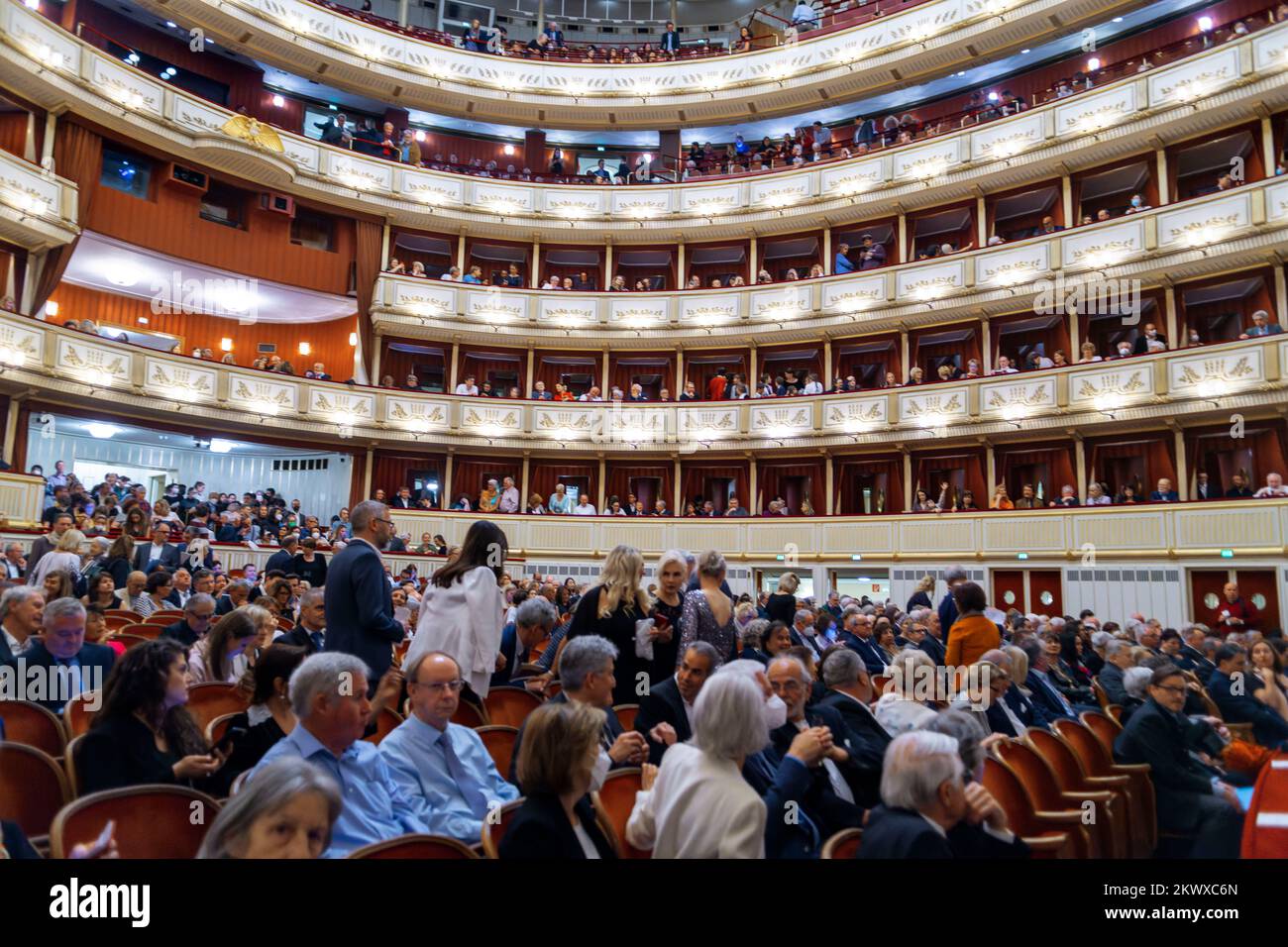 Interno del Teatro dell'Opera di Vienna. Wiener Staatsoper produce 50-70 opere e balletti in circa 300 performance all'anno. Vienna, Austria, Europa. Foto Stock