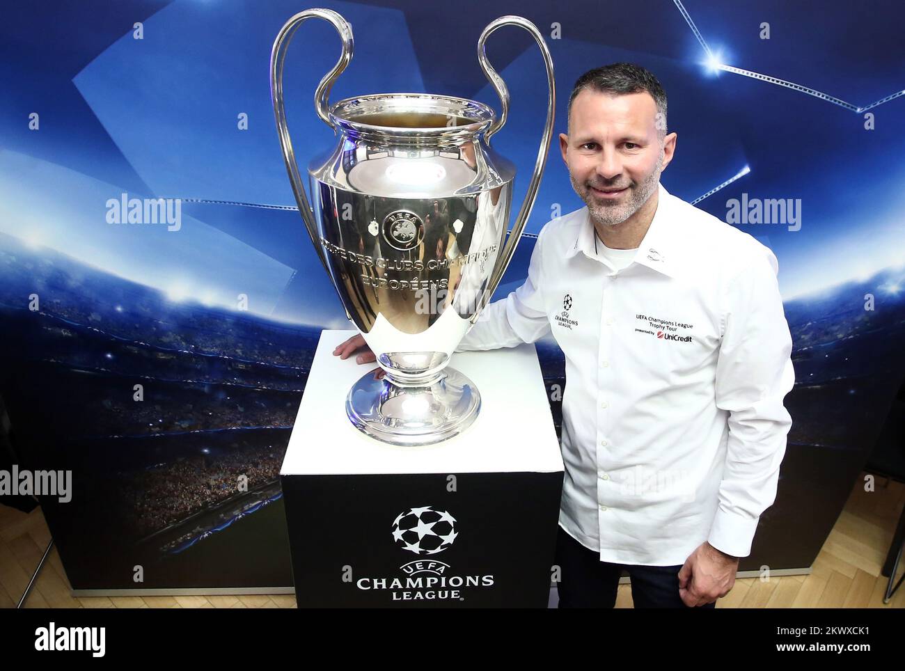 21.10.2016., Croazia, Zagabria - la City Savings Bank di Zagrebacka banka, nell'ambito dell'UEFA Champions League Trophy Tour, ha tenuto una conferenza stampa alla quale Ryan Giggs, Ambasciatore del gruppo UniCredit, ha presentato il più prestigioso trofeo europeo di club, quello destinato al vincitore della Champions League. Foto Stock