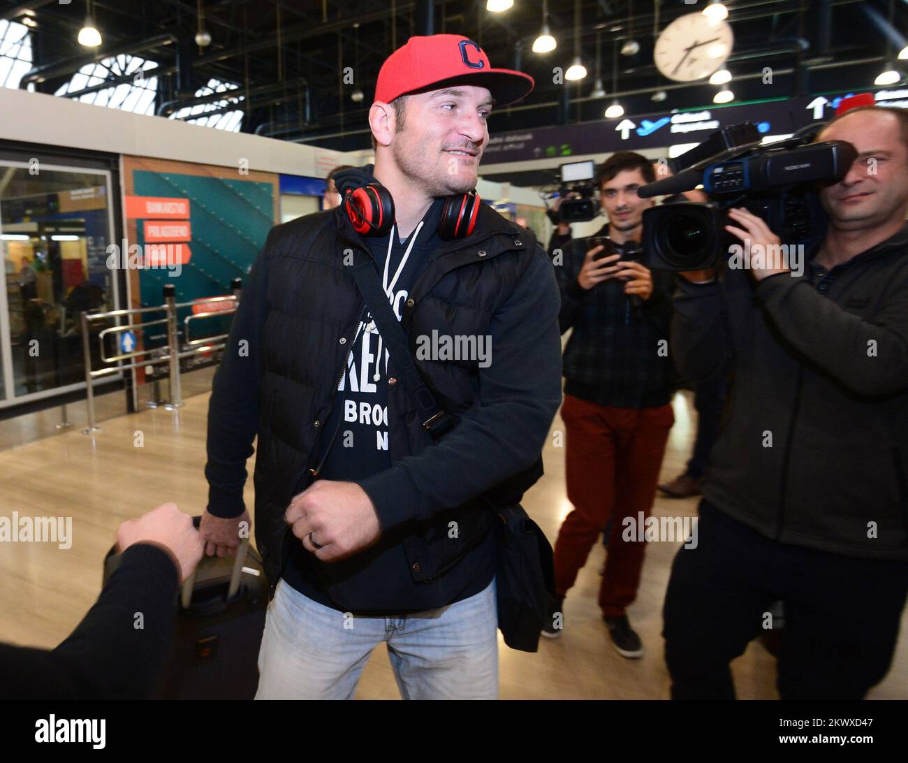 02.11.2016., Zagabria, Croazia - campione di pesi massimi dell'UFC Stipe Miocic all'aeroporto di Zagabria. Foto: Marko Prpic/PIXSELL Foto Stock