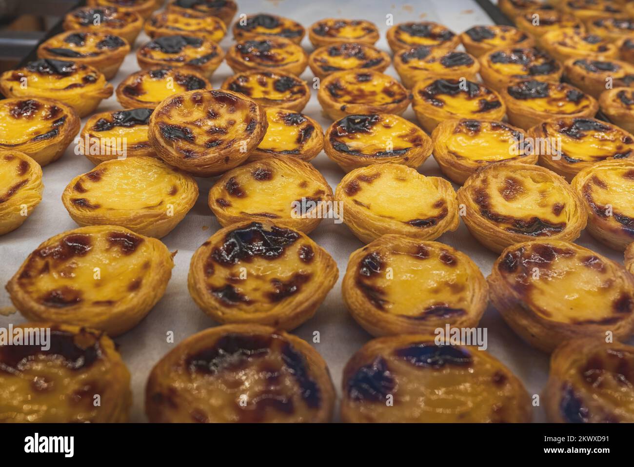 Crostate alla crema portoghese (pastello de Nata) - pasticceria tradizionale portoghese - Lisbona, Portogallo Foto Stock