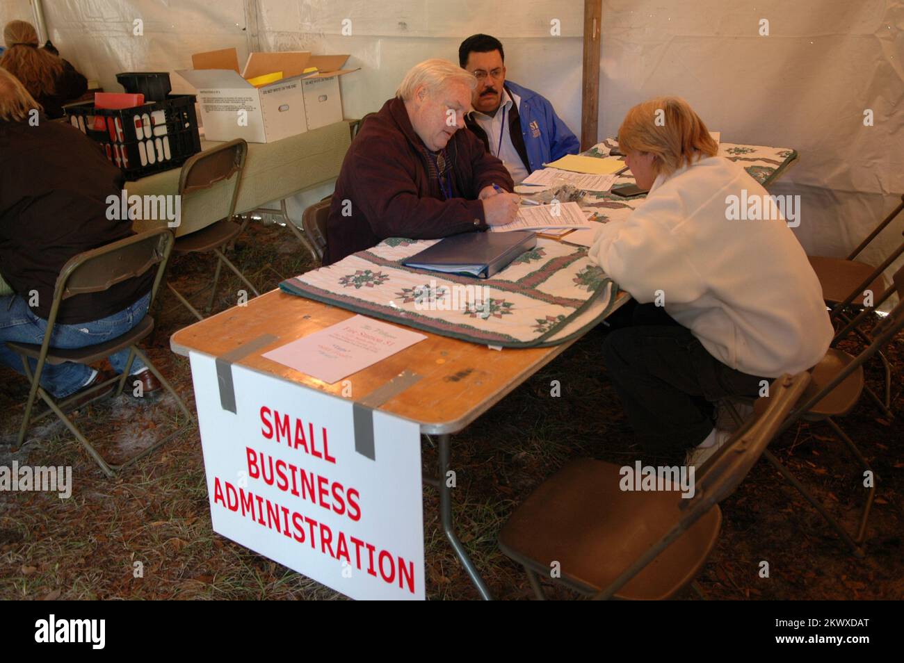 Gravi tempeste e tornado, Lady Lake, Flah., 6 febbraio 2007 i rappresentanti della Small Business Administration (SBA) assistono i residenti colpiti dai recenti tornado a richiedere prestiti a basso interesse presso un Centro di recupero di emergenza (DRC) di recente apertura vicino a un'area fortemente danneggiata. I DRC sono stati istituiti per aiutare i residenti colpiti nel processo di recupero della FEMA. Mark Wolfe/FEMA.. Fotografie relative a disastri e programmi, attività e funzionari di gestione delle emergenze Foto Stock
