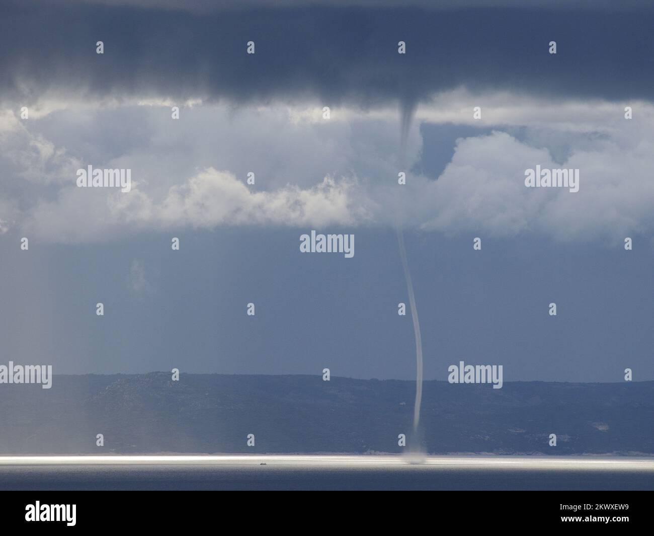 Nel pomeriggio due uragani ben formati nel canale di Hvar Foto Stock