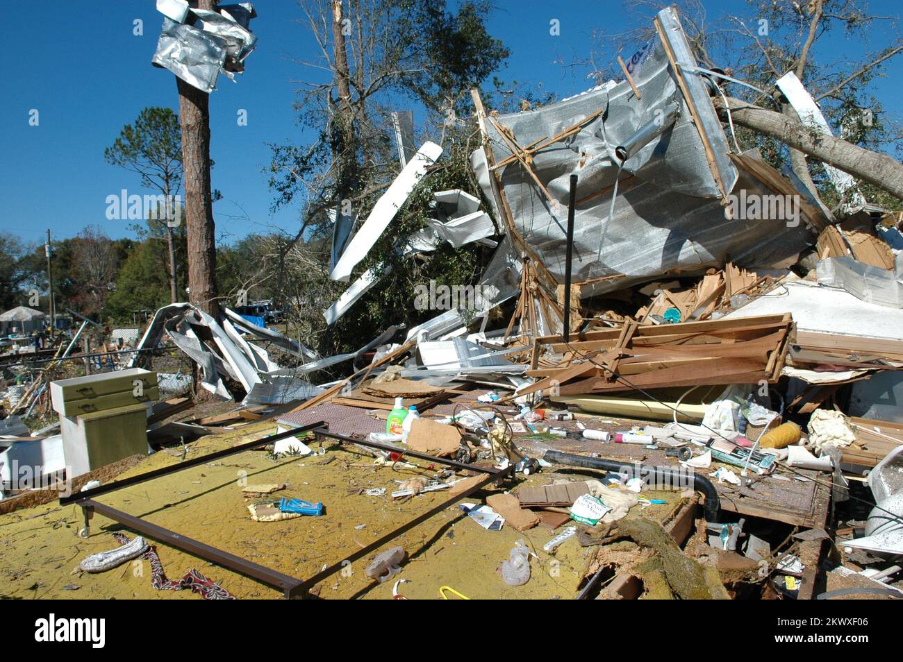Gravi tempeste e tornado, Lady Lake, Fla., 6 febbraio 2007 i recenti tornado nella Florida centrale distrussero questa casa fabbricata e molti altri nella sua comunità. I tornado sono una forza molto potente e distruttiva. Mark Wolfe/FEMA.. Fotografie relative a disastri e programmi, attività e funzionari di gestione delle emergenze Foto Stock