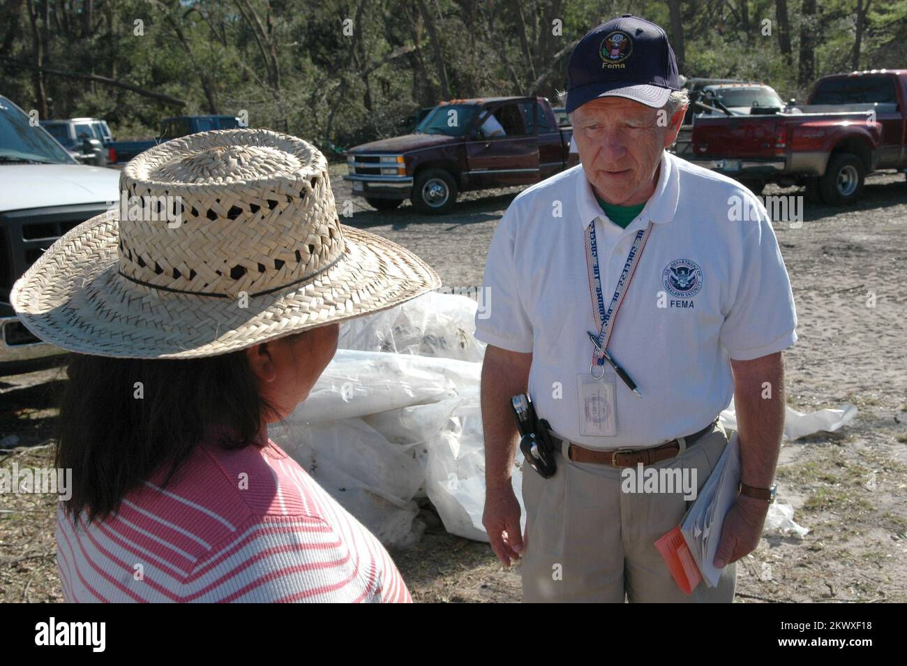 Gravi tempeste e tornado, Lady Lake, FL, 6 febbraio 2007 il rappresentante della FEMA Community Relations (CR) Robert Munoz (a destra) parla con i residenti che sono stati colpiti dai recenti tornado della Florida centrale. I rappresentanti della FEMA CR si dirigono direttamente verso i residenti interessati per assicurarsi che comprendano e partecipino al processo di recupero della FEMA. Mark Wolfe/FEMA.. Fotografie relative a disastri e programmi, attività e funzionari di gestione delle emergenze Foto Stock Gravi tempeste e tornado, Lady Lake, FL, 6 febbraio 2007 il rappresentante della FEMA Community Relations (CR) Robert Munoz (a destra) parla con i residenti che sono stati colpiti dai recenti tornado della Florida centrale. I rappresentanti della FEMA CR si dirigono direttamente verso i residenti interessati per assicurarsi che comprendano e partecipino al processo di recupero della FEMA. Mark Wolfe/FEMA.. Fotografie relative a disastri e programmi, attività e funzionari di gestione delle emergenze Foto Stock