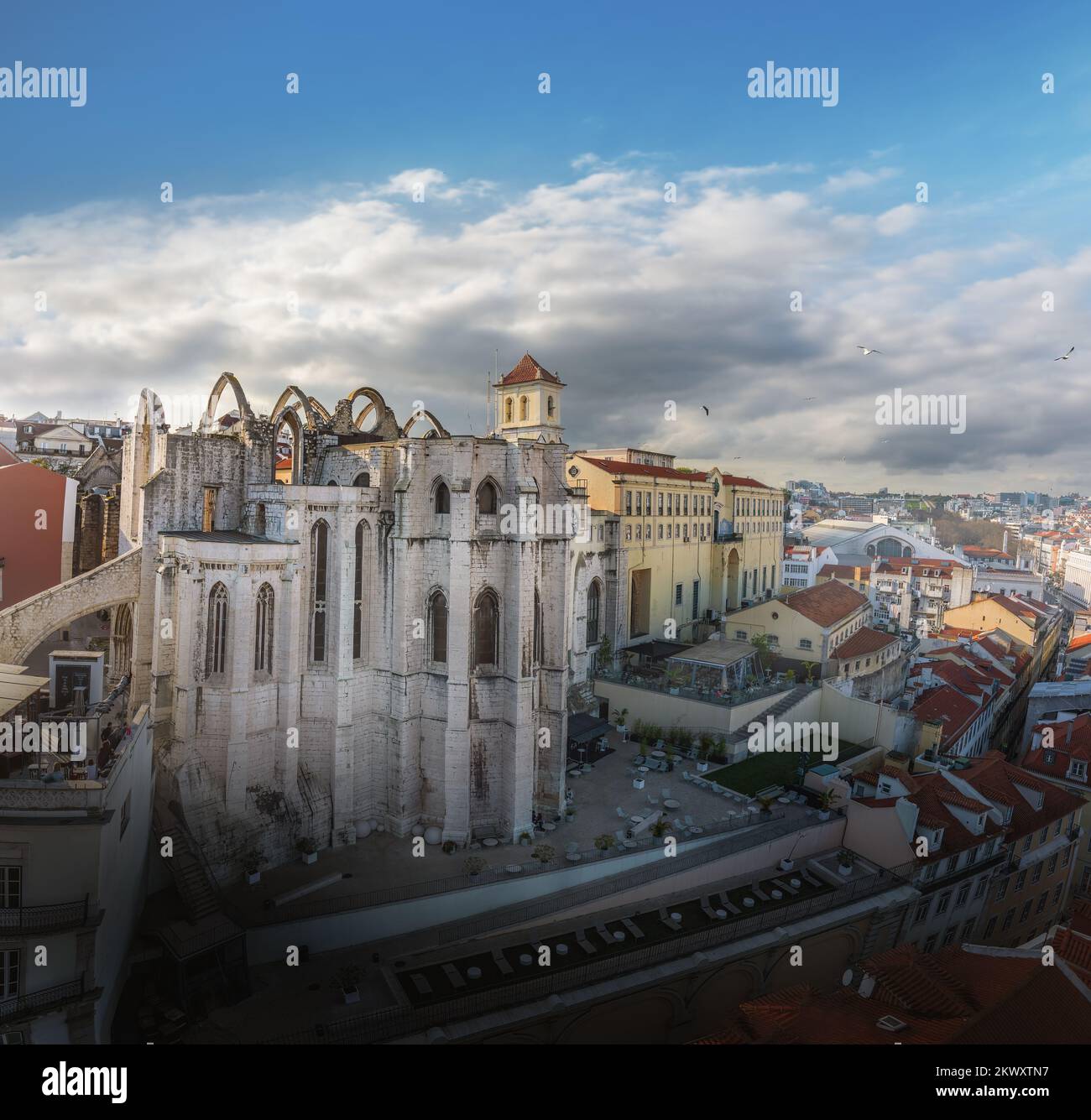 Convento di Carmo (Convento do Carmo) e vista aerea di Lisbona - Lisbona, Portogallo Foto Stock