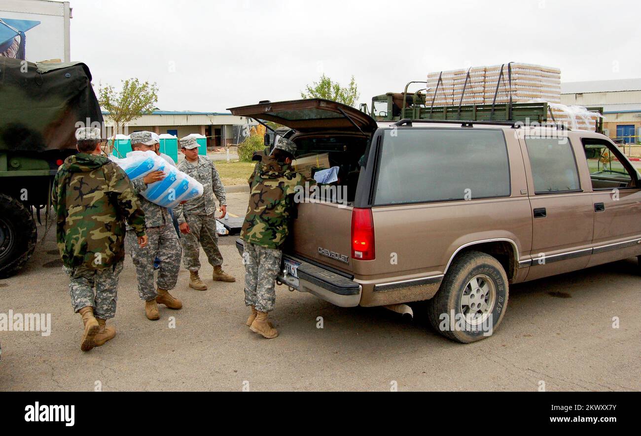 Forti tempeste e tornado, Eagle Pass, TX, 28 aprile 2007 i membri della 436th Chemical Co., Texas National Guard, distribuiscono acqua, ghiaccio e tarpe alle persone colpite dal tornado del 24 aprile. La FEMA ha fornito 2.000 tele per l'area. Earl Armstrong/FEMA. Fotografie relative a disastri e programmi, attività e funzionari di gestione delle emergenze Foto Stock