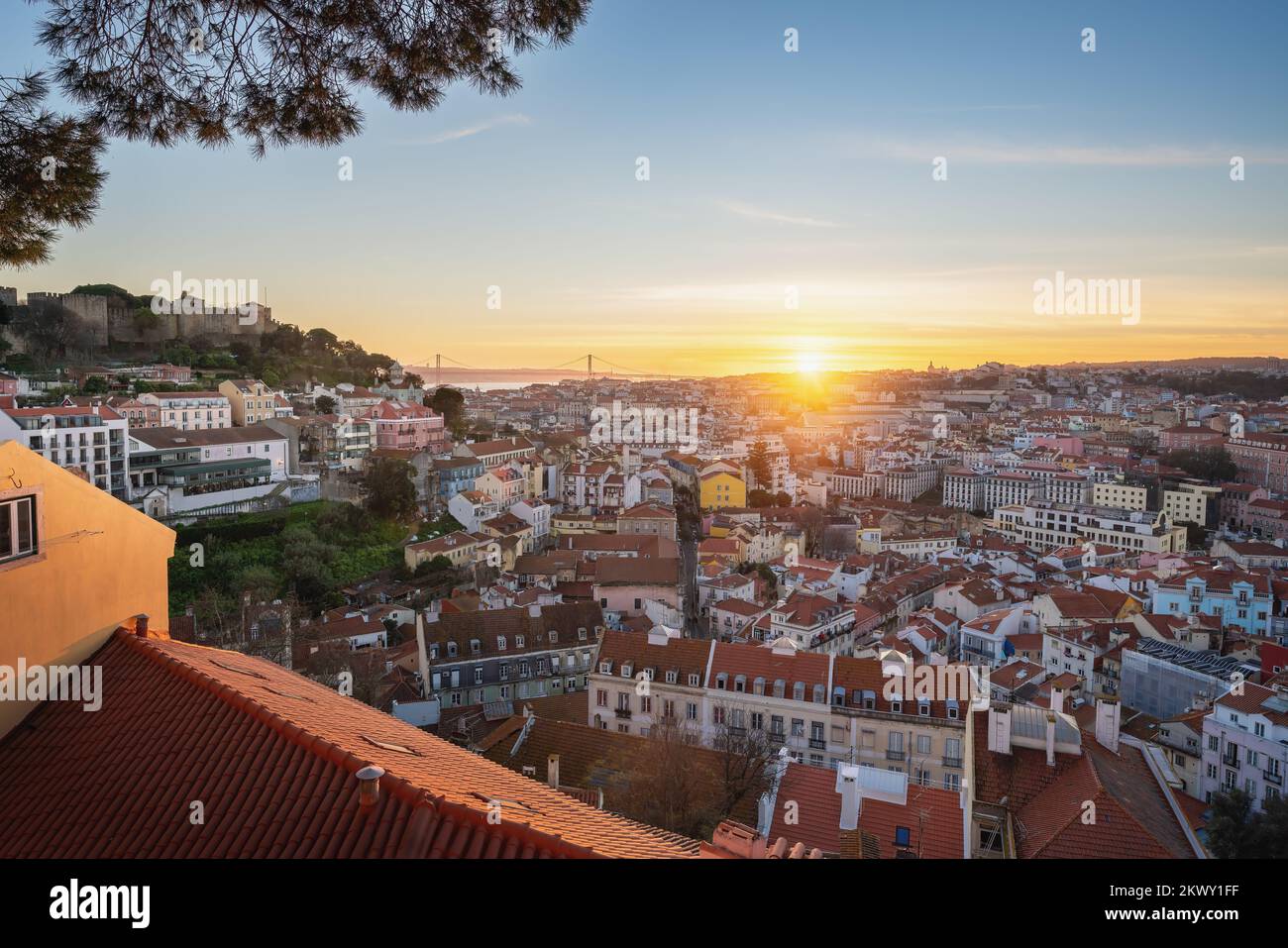 Vista aerea di Lisbona al tramonto dal punto di osservazione Miradouro da Graca - Lisbona, Portogallo Foto Stock