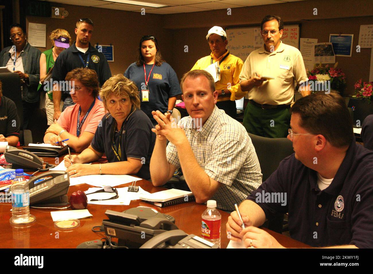 Gravi tempeste, tornado e alluvioni, Greensburg, KS maggio 19, 2007 - i briefing due volte al giorno sui comandi degli incidenti nel Centro operativo di emergenza della FEMA tengono aggiornati i soccorsi e i funzionari governativi sui progressi compiuti. Rappresentanti di sedici agenzie stanno cooperando nello sforzo di recupero del tornado del maggio 4. Fotografie relative a disastri e programmi, attività e funzionari di gestione delle emergenze Foto Stock