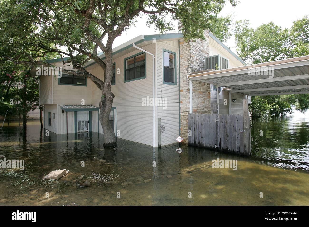 Forti tempeste, tornado e alluvioni, Lake Travis, Texas, 10 luglio 2007 anche con i livelli del lago che sono scesi 5 piedi, la suddivisione di Graveyard Point ha ancora molte case sott'acqua. Bob McMillan/ FEMA Foto.. Fotografie relative a disastri e programmi, attività e funzionari di gestione delle emergenze Foto Stock