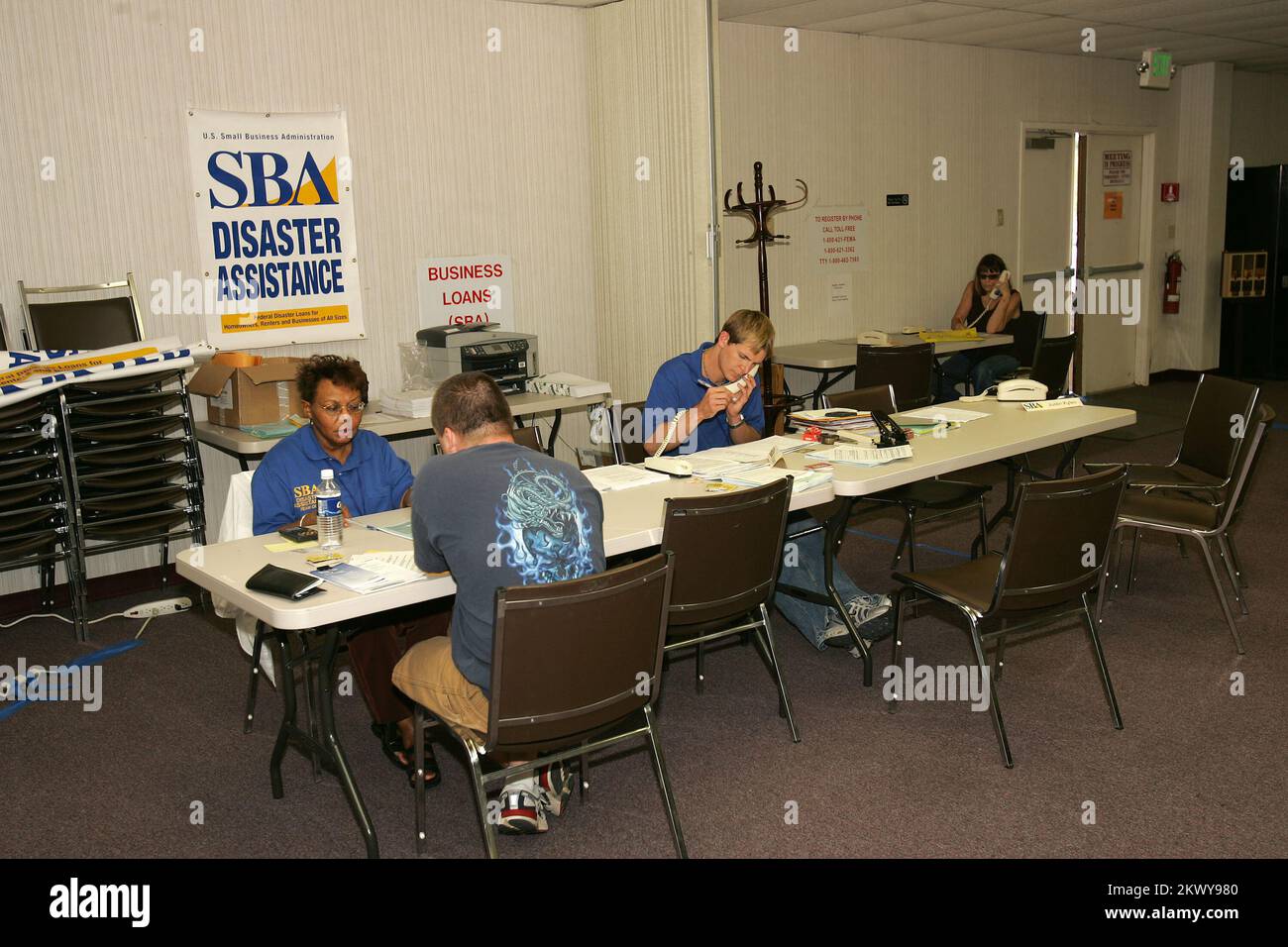 Gravi tempeste, tornado, ed alluvioni, Granbury, TX, 20 luglio 2007 Muriel Griffin e Carey Saunders della Small Business Administration aiutano coloro che sono stati colpiti dalle recenti inondazioni a richiedere prestiti a basso interesse presso il Disaster Recovery Center situato nella contea di Hood. Bob McMillan/ FEMA Foto.. Fotografie relative a disastri e programmi, attività e funzionari di gestione delle emergenze Foto Stock