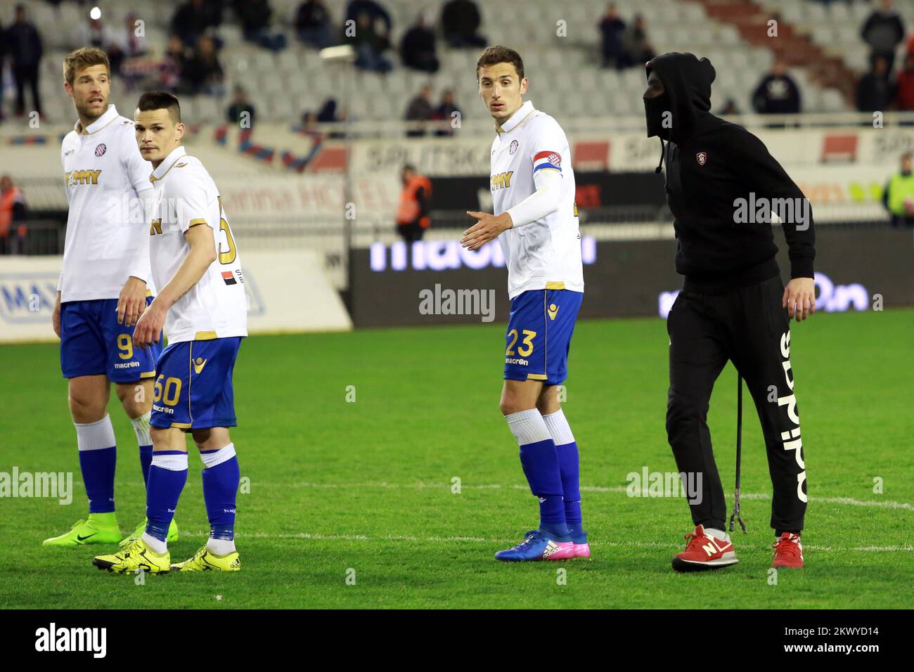 11.03.2017., Spalato, Croazia - Masked Hajduk fan ha corso sul campo con un bastone in mano e ha voluto attaccare il giudice Mario Zebec. Nessuno dei giocatori aveva cercato di fermarlo mentre la sicurezza non era vicina. Il giudice è fuggito e gli hooligan mascherati sono stati arrestati. Questo incidente ha avuto luogo alla partita HNK Hajduk e HNK Rijeka della Lega di Calcio Croata. Foto: Miranda Cikotic/PIXSELL Foto Stock