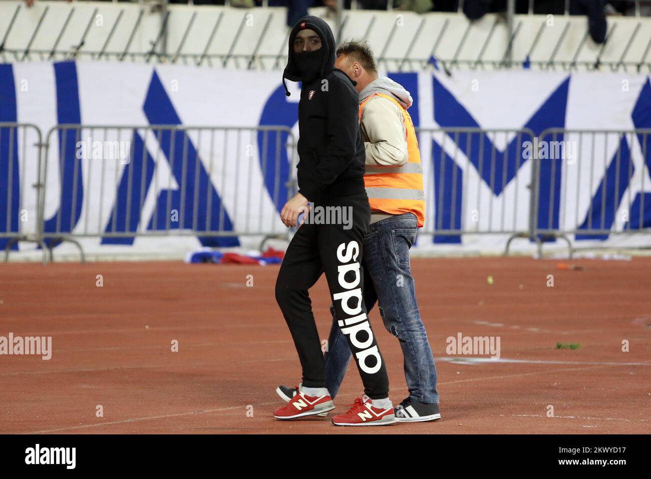 11.03.2017., Spalato, Croazia - Masked Hajduk fan ha corso sul campo con un bastone in mano e ha voluto attaccare il giudice Mario Zebec. Nessuno dei giocatori aveva cercato di fermarlo mentre la sicurezza non era vicina. Il giudice è fuggito e gli hooligan mascherati sono stati arrestati. Questo incidente ha avuto luogo alla partita HNK Hajduk e HNK Rijeka della Lega di Calcio Croata. Foto: Miranda Cikotic/PIXSELL Foto Stock