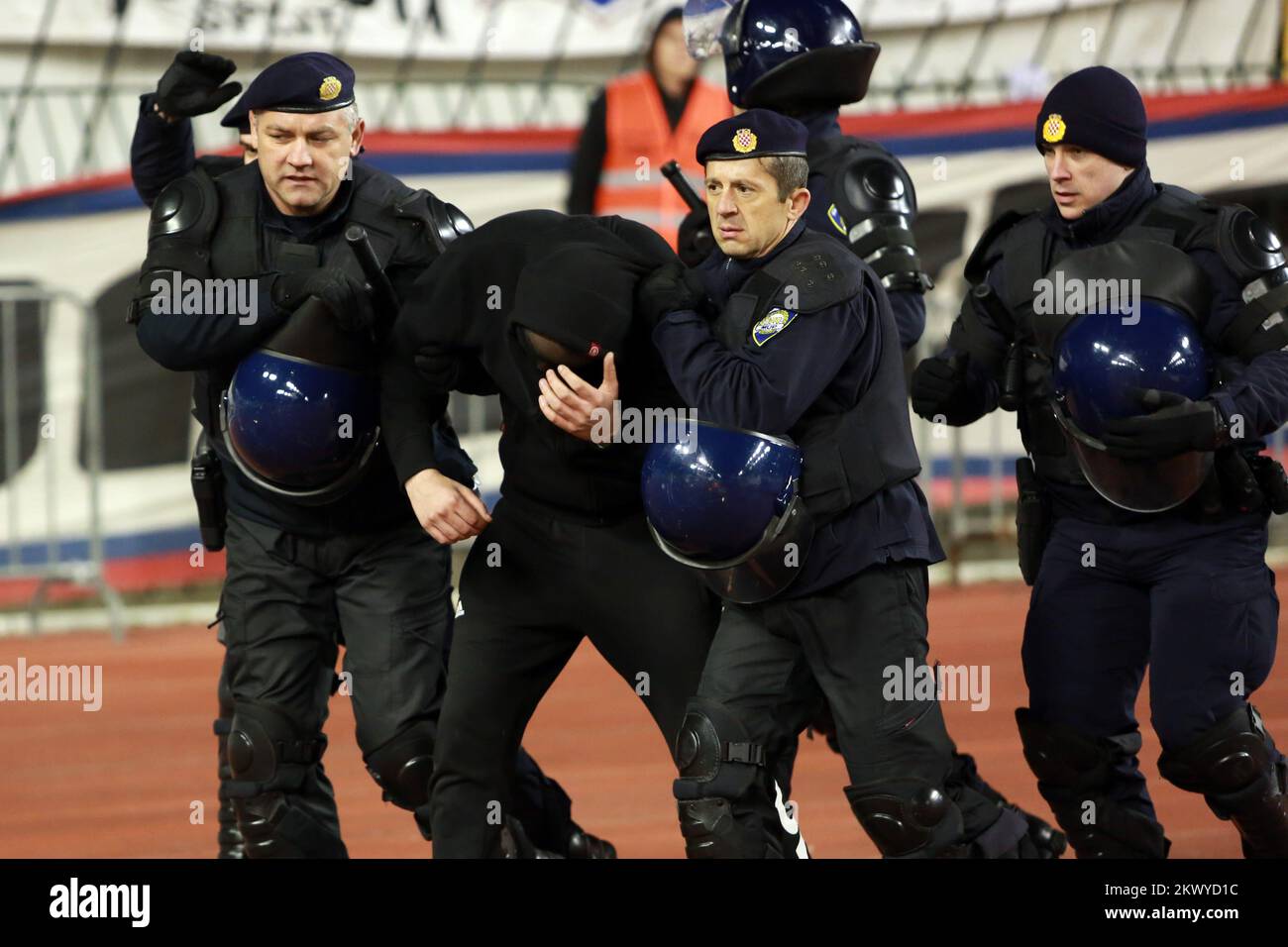 11.03.2017., Spalato, Croazia - Masked Hajduk fan ha corso sul campo con un bastone in mano e ha voluto attaccare il giudice Mario Zebec. Nessuno dei giocatori aveva cercato di fermarlo mentre la sicurezza non era vicina. Il giudice è fuggito e gli hooligan mascherati sono stati arrestati. Questo incidente ha avuto luogo alla partita HNK Hajduk e HNK Rijeka della Lega di Calcio Croata. Foto: Miranda Cikotic/PIXSELL Foto Stock