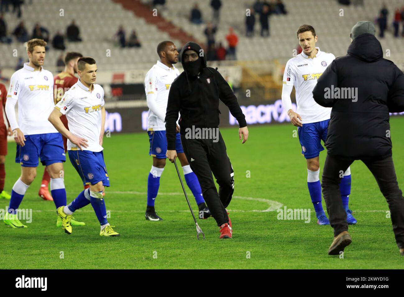 11.03.2017., Spalato, Croazia - Masked Hajduk fan ha corso sul campo con un bastone in mano e ha voluto attaccare il giudice Mario Zebec. Nessuno dei giocatori aveva cercato di fermarlo mentre la sicurezza non era vicina. Il giudice è fuggito e gli hooligan mascherati sono stati arrestati. Questo incidente ha avuto luogo alla partita HNK Hajduk e HNK Rijeka della Lega di Calcio Croata. Foto: Miranda Cikotic/PIXSELL Foto Stock