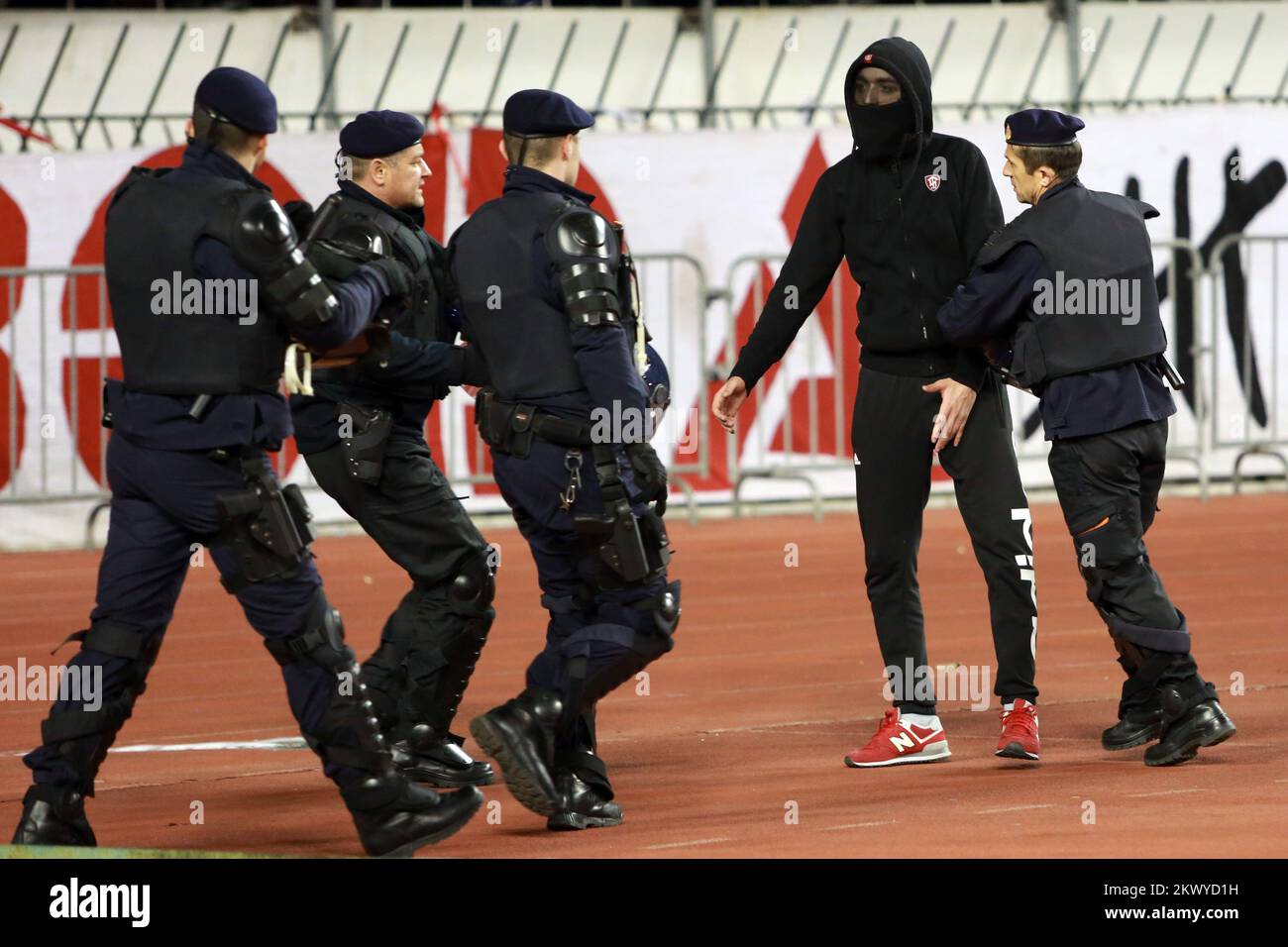 11.03.2017., Spalato, Croazia - Masked Hajduk fan ha corso sul campo con un bastone in mano e ha voluto attaccare il giudice Mario Zebec. Nessuno dei giocatori aveva cercato di fermarlo mentre la sicurezza non era vicina. Il giudice è fuggito e gli hooligan mascherati sono stati arrestati. Questo incidente ha avuto luogo alla partita HNK Hajduk e HNK Rijeka della Lega di Calcio Croata. Foto: Miranda Cikotic/PIXSELL Foto Stock